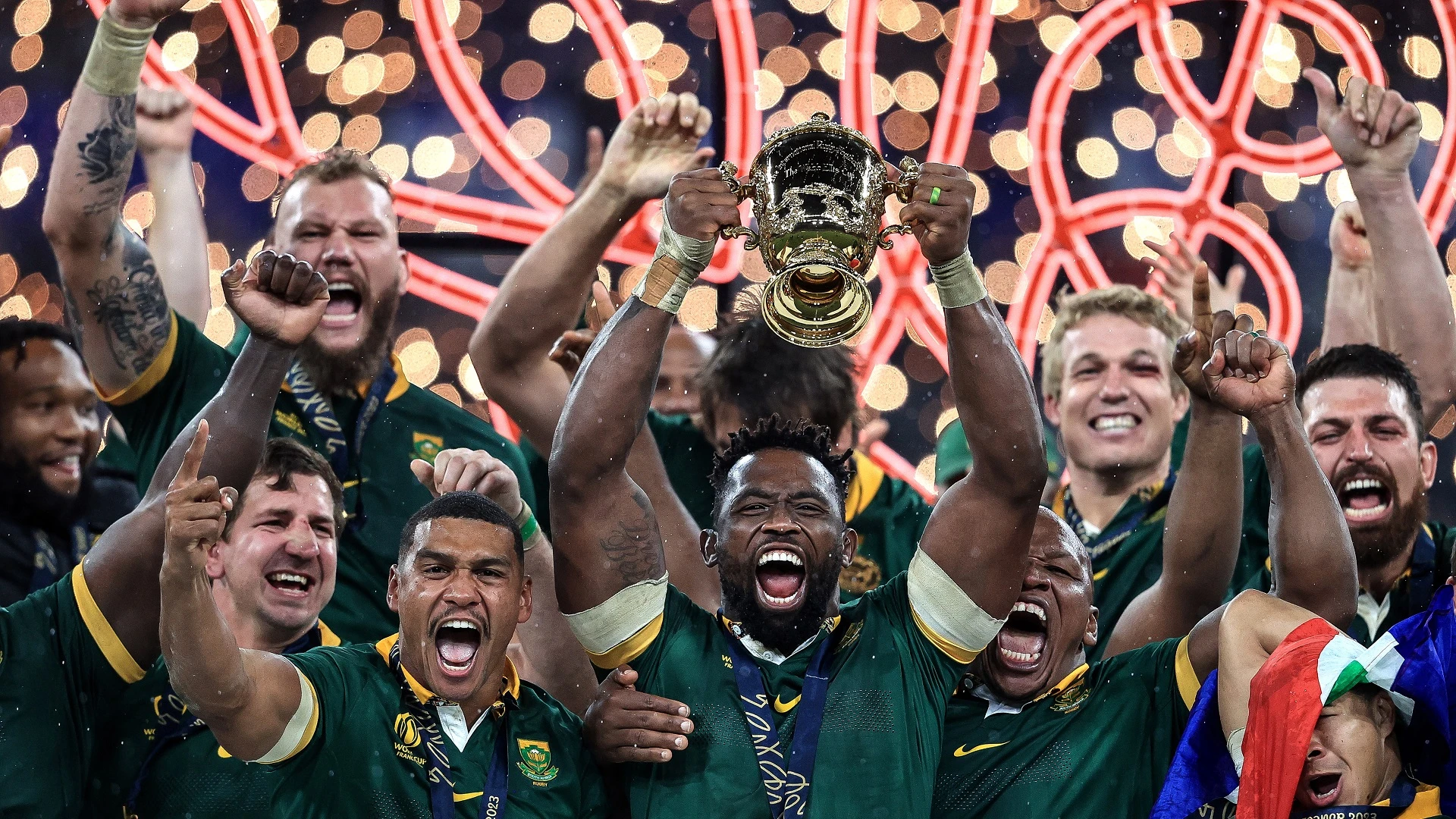 Siya Kolisi lifts the William Webb Ellis Cup 28/10/2023