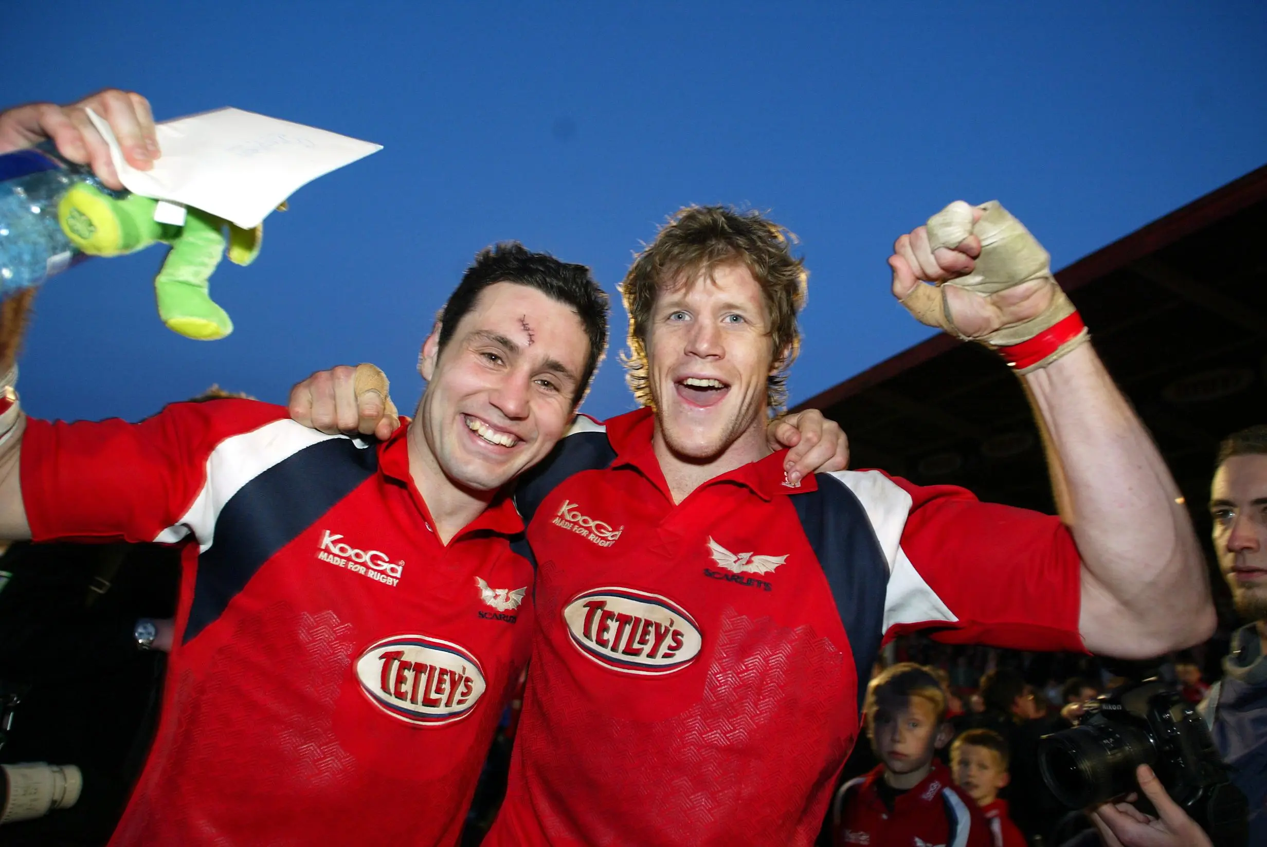 Stephen Jones and Simon Easterby celebrate victory against Ulster in 2004.
