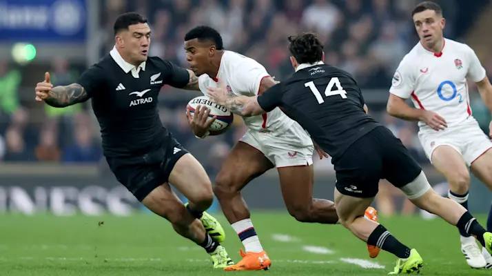 New Zealand’s Leroy Carter tackles England’s Immanuel Feyi-Waboso during the 2025 Quilter Nations Series.