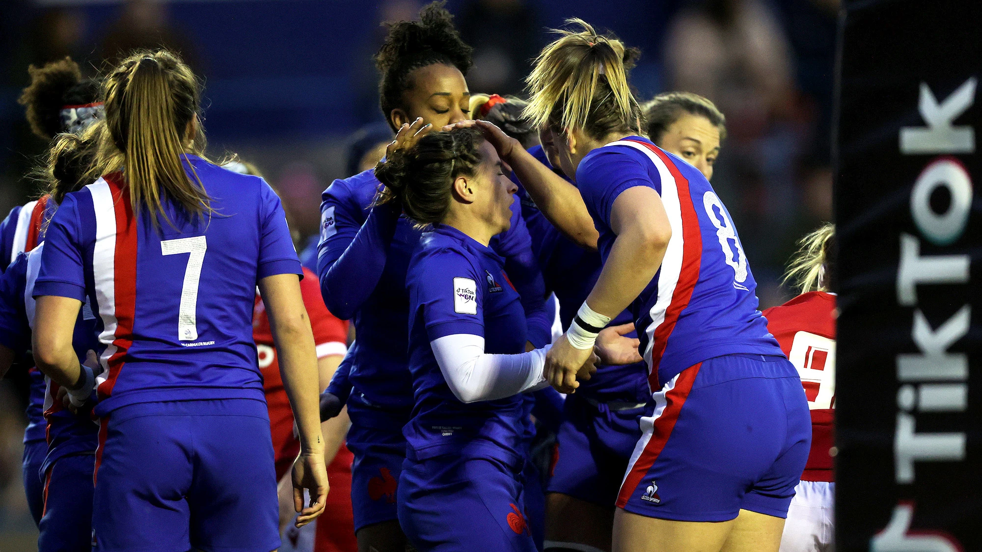 Laure Sansus celebrates scoring a try with teammates 22/4/2022