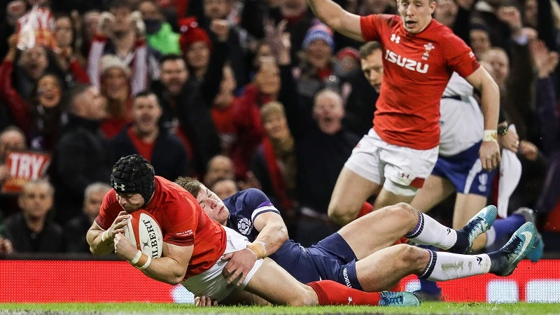 Leigh Halfpenny scores their second try despite Huw Jones 3/2/2018