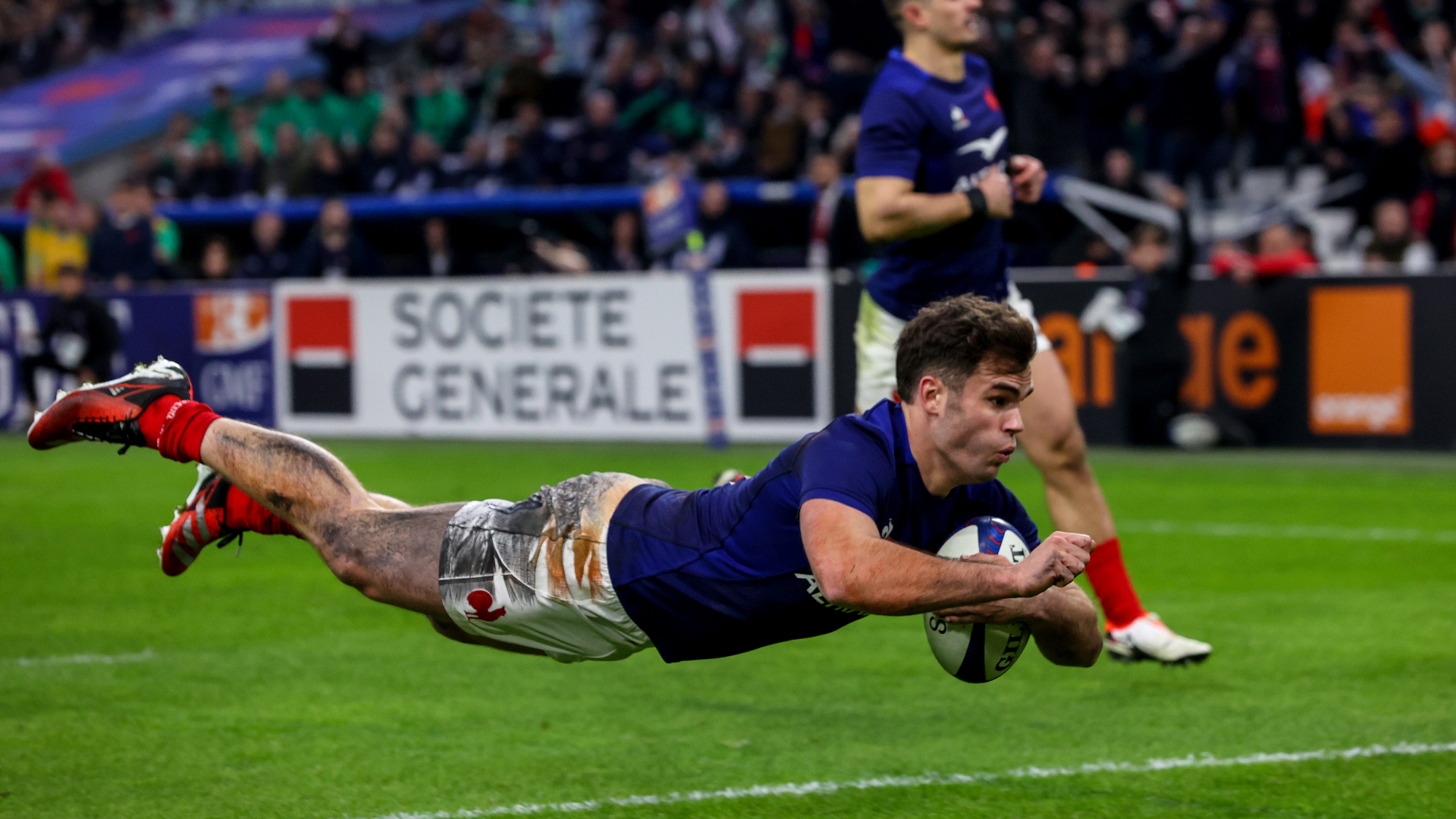 Damian Penaud dives over for his try against Ireland