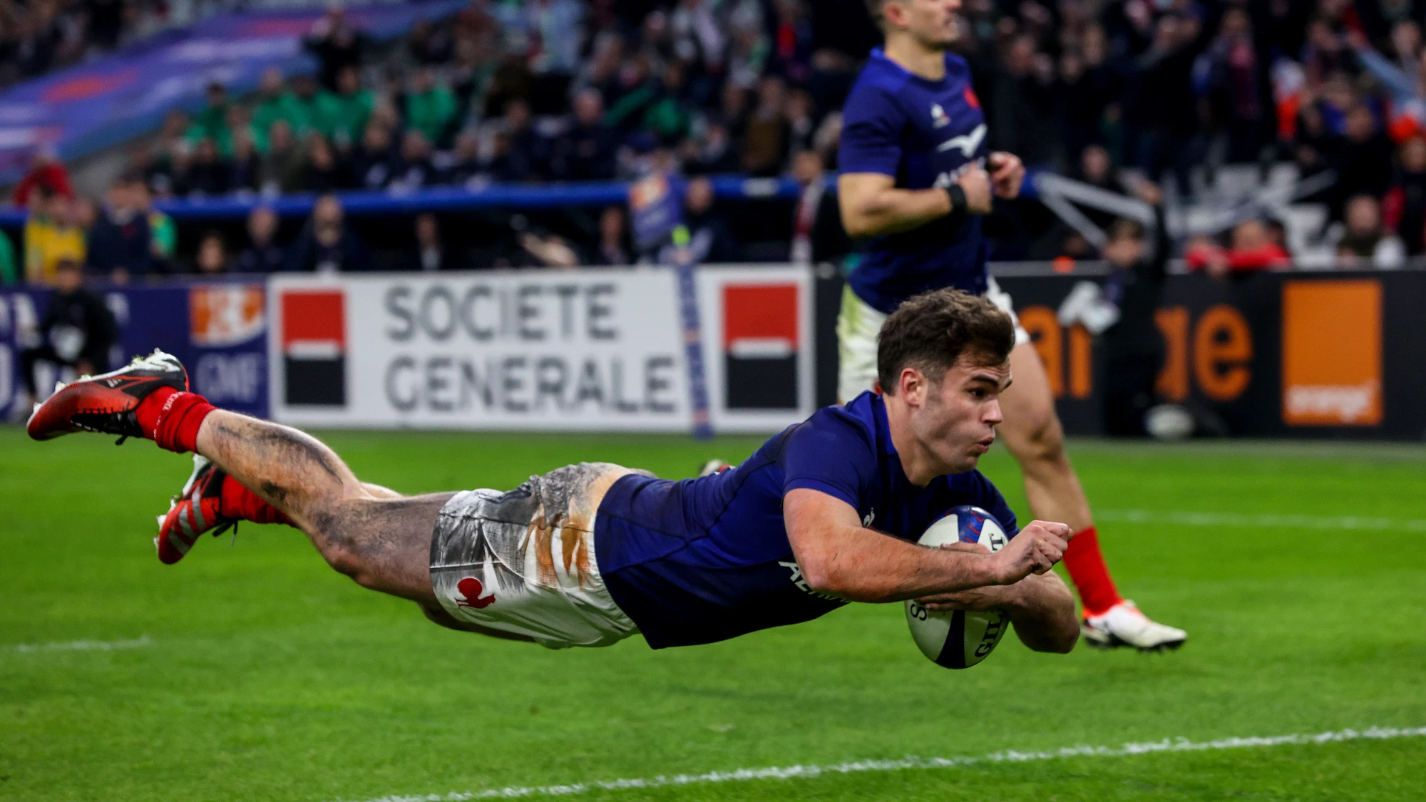 Damian Penaud dives over for his try against Ireland