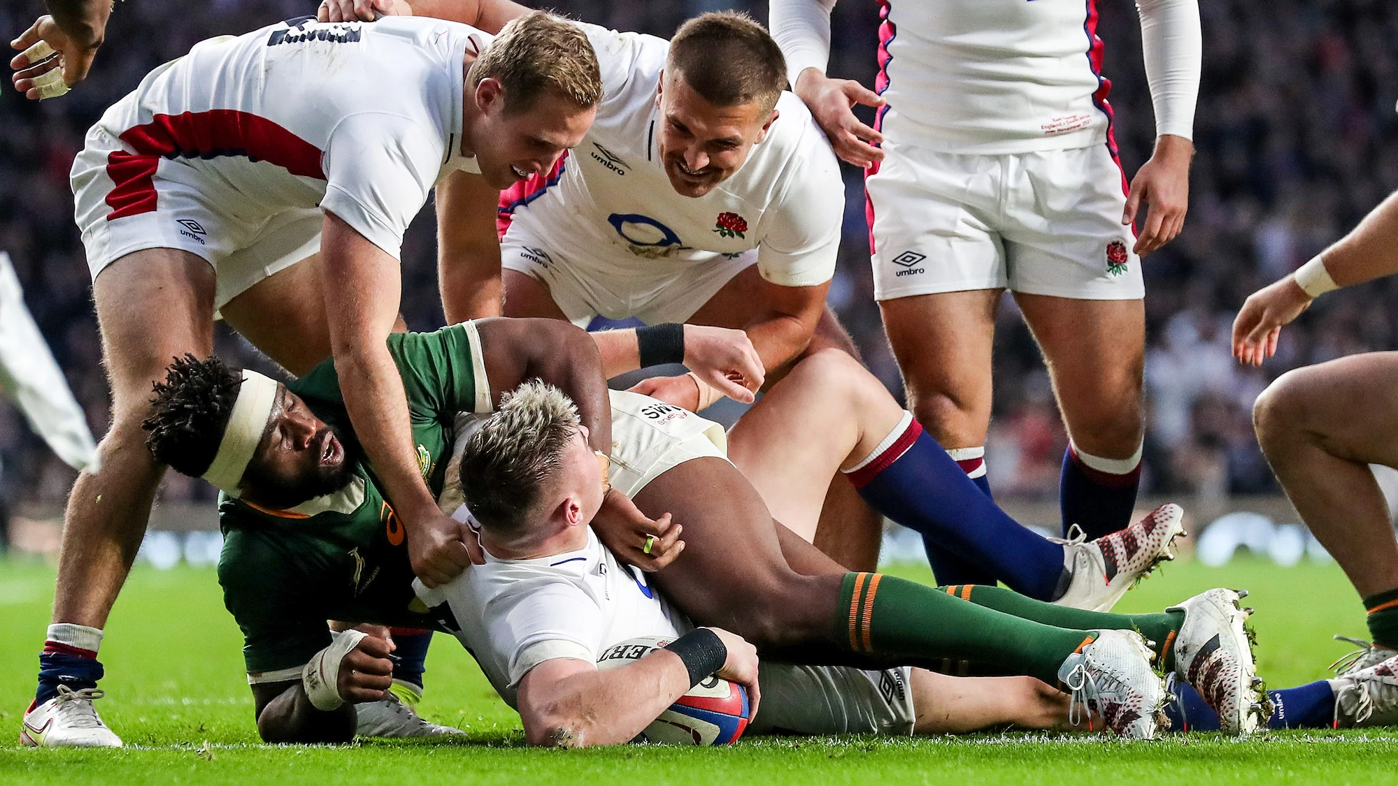 Freddie Steward scores their second try and celebrates with Henry Slade and Max Malins 20/11/2021