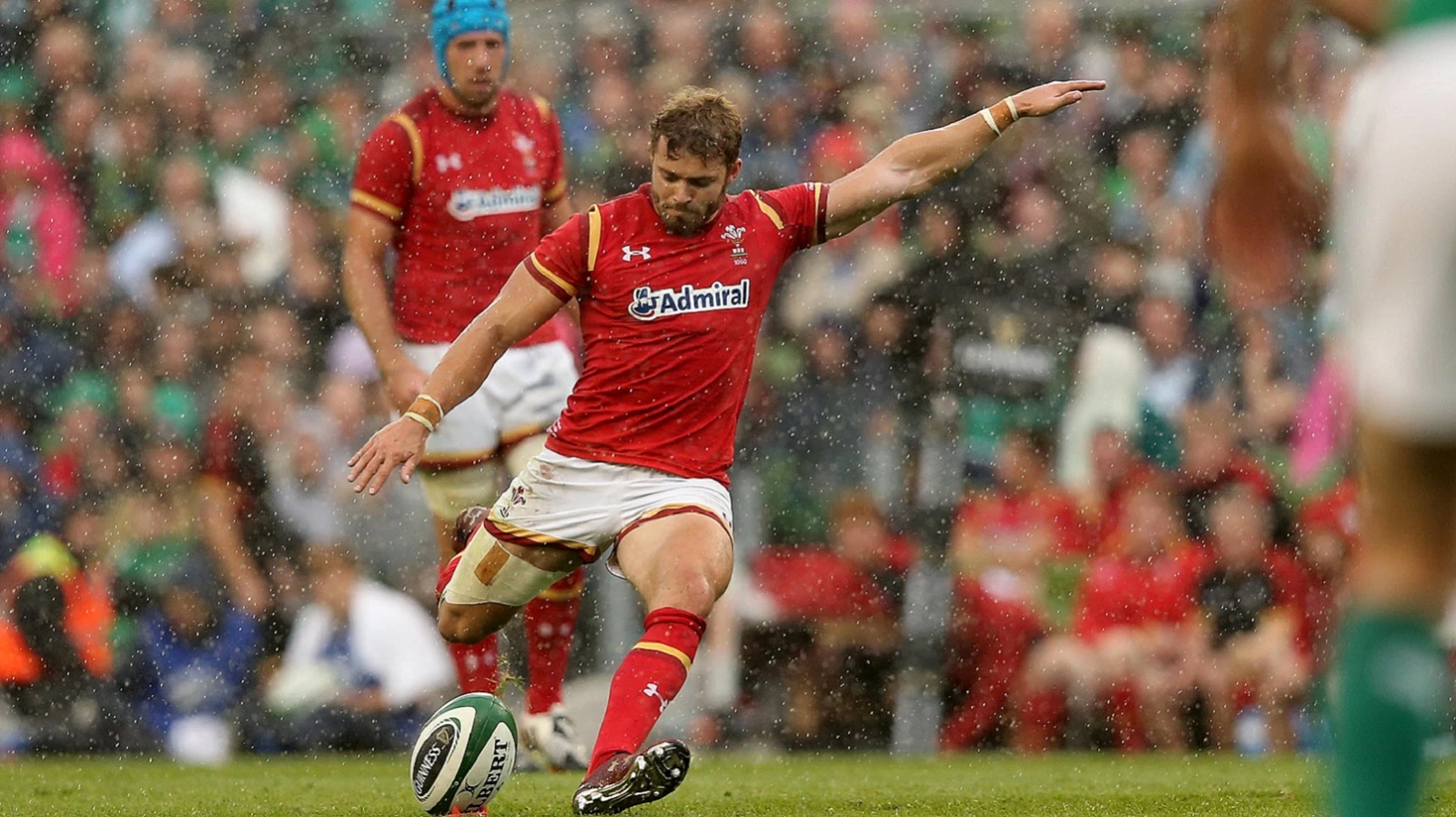 Leigh Halfpenny kicks a penalty 29/8/2015