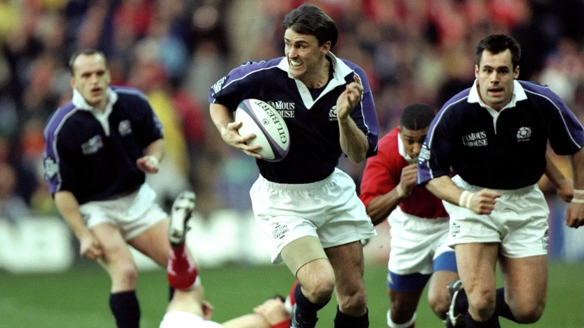 6/2/1999  Five NationsJohn Leslie of Scotland in action ©INPHO/Allsport