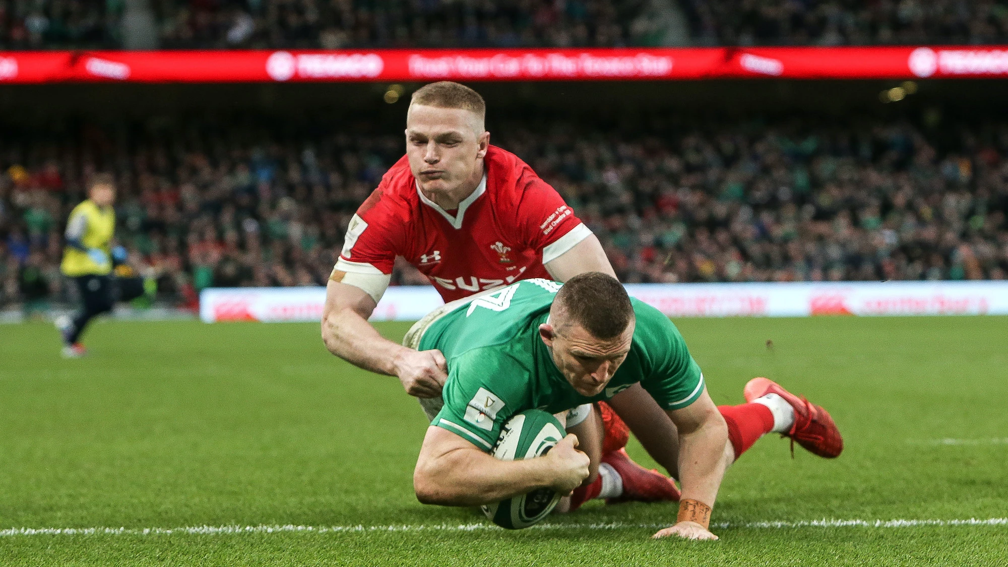 Andrew Conway scores a try despite Johnny McNicholl 8/2/2020