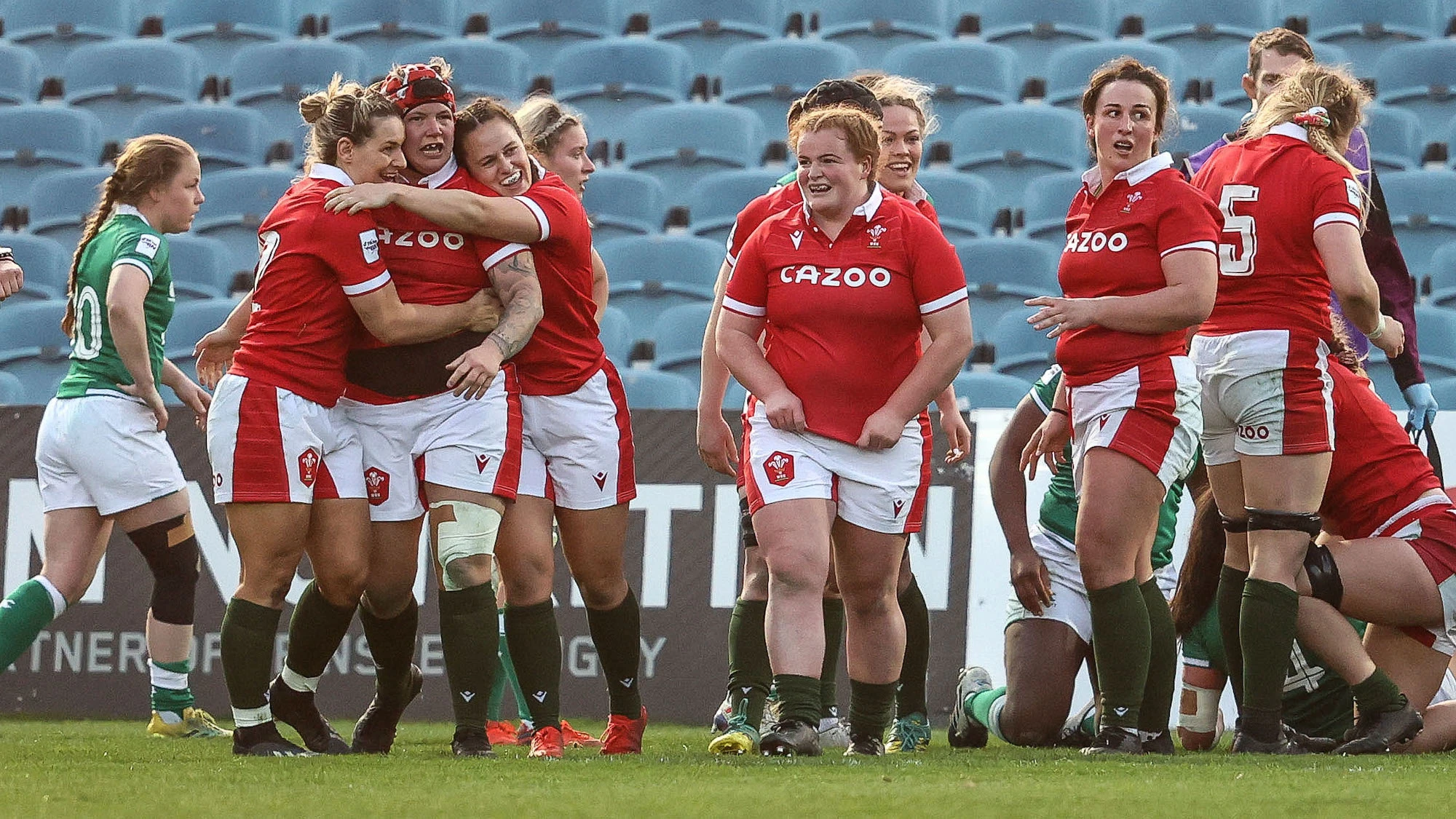 Donna Rose celebrates scoring a try with teammates 26/3/2022