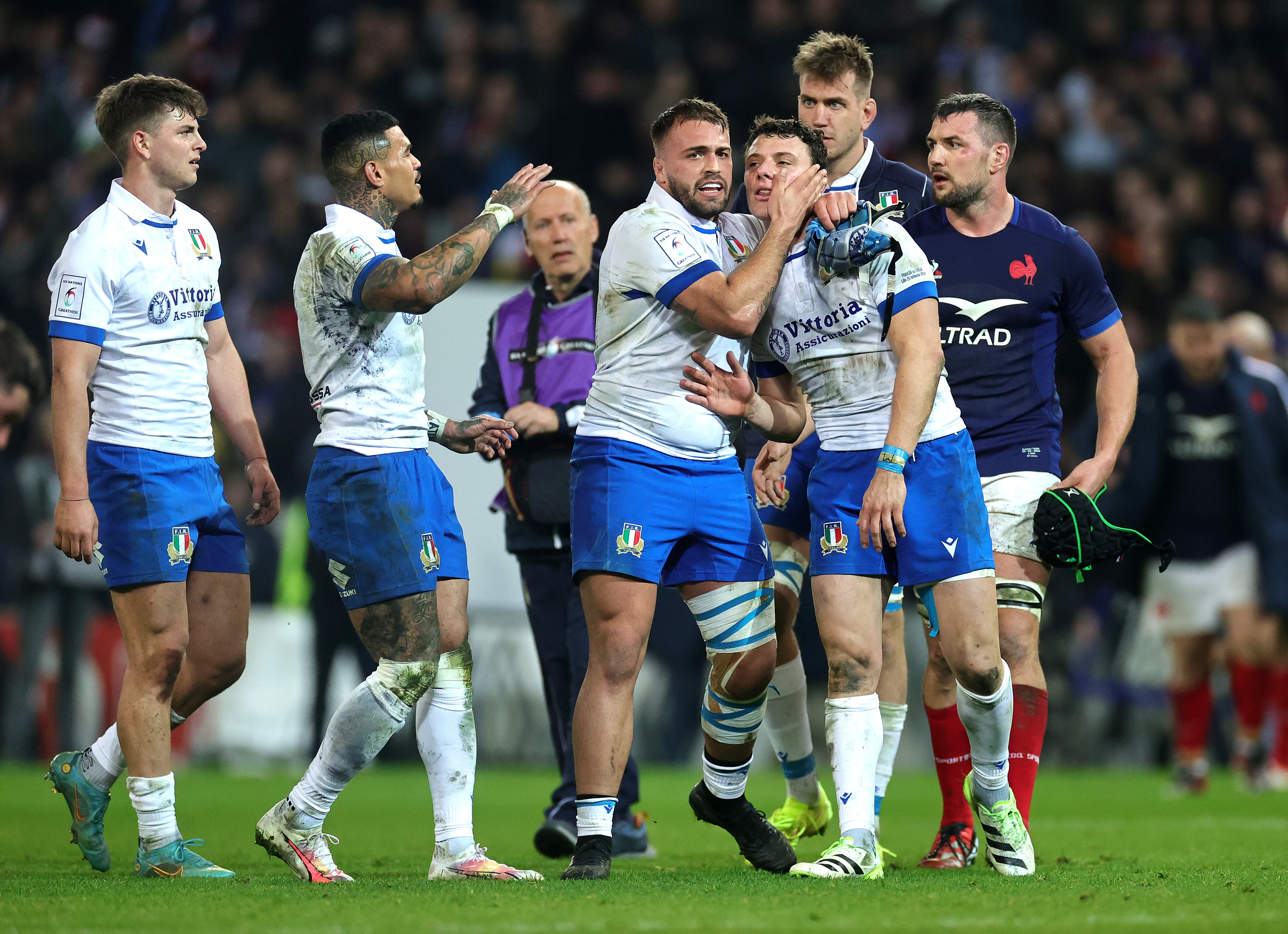 Paolo Garbisi with his Italian teammates post-match