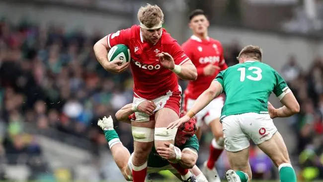 Aaron Wainwright is tackled by Josh van der Flier 5/2/2022