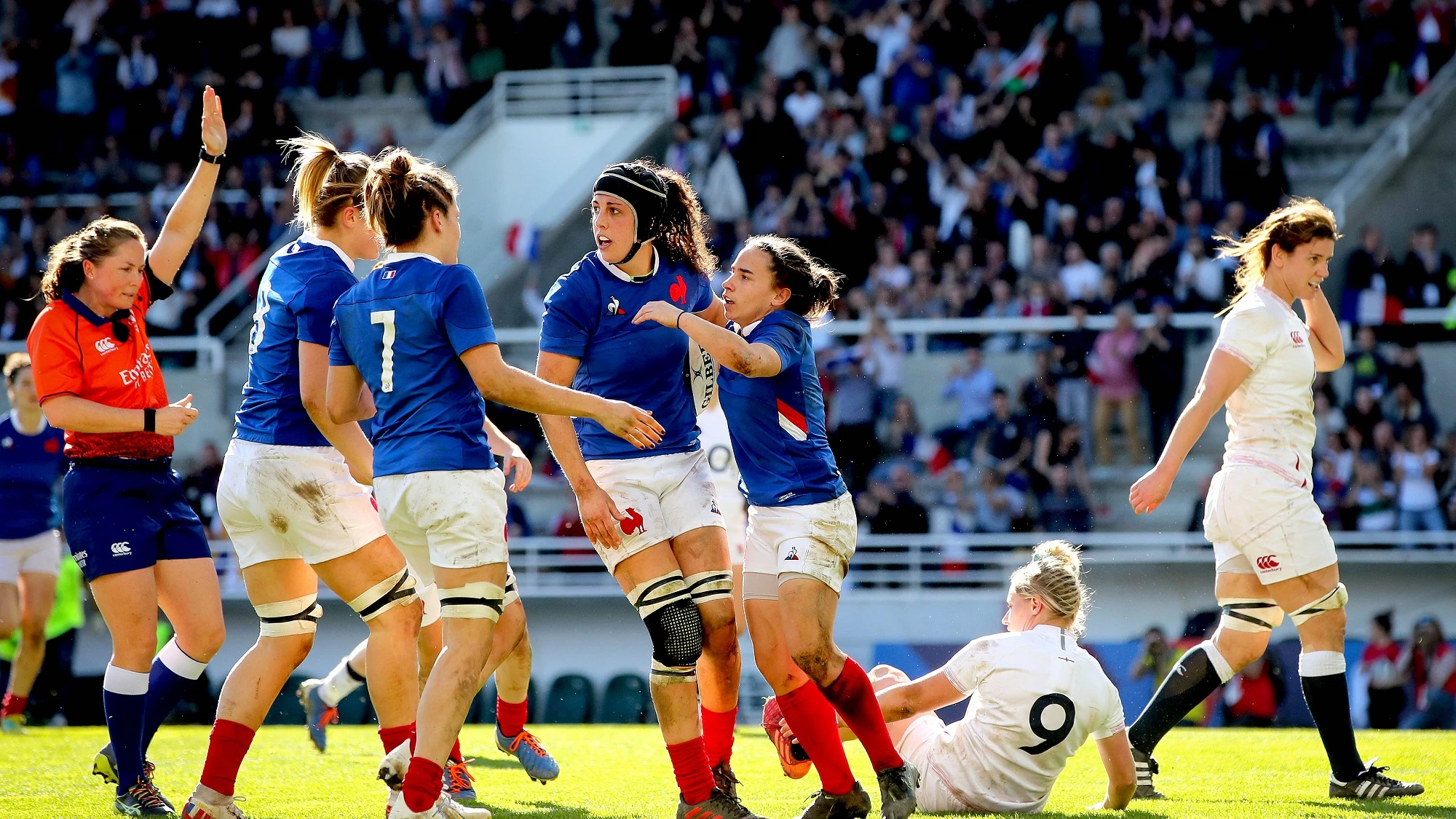 Laure Sansus celebrates scoring her side&#8217;s first try with her teammates 2/2/2020