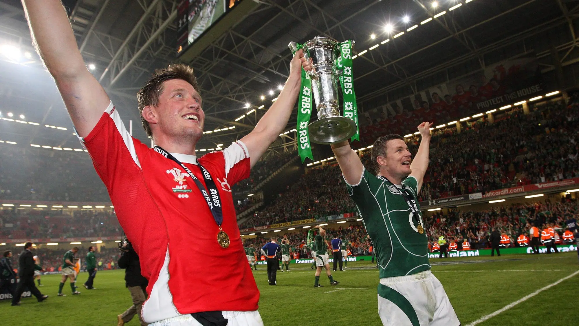 Ronan O&#8217;Gara and Brian O&#8217;Driscoll celebrate with the Six Nations Trophy 21/3/2009