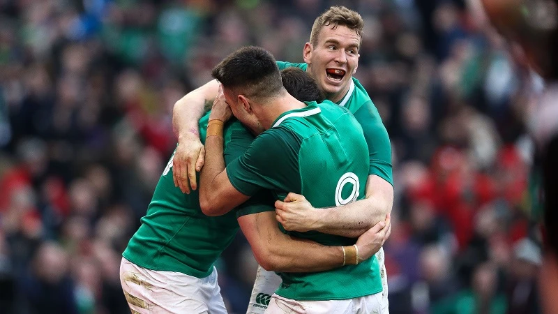 Jacob Stockdale celebrates his second try with Conor Murray and Chris Farrell 24/2/2018
