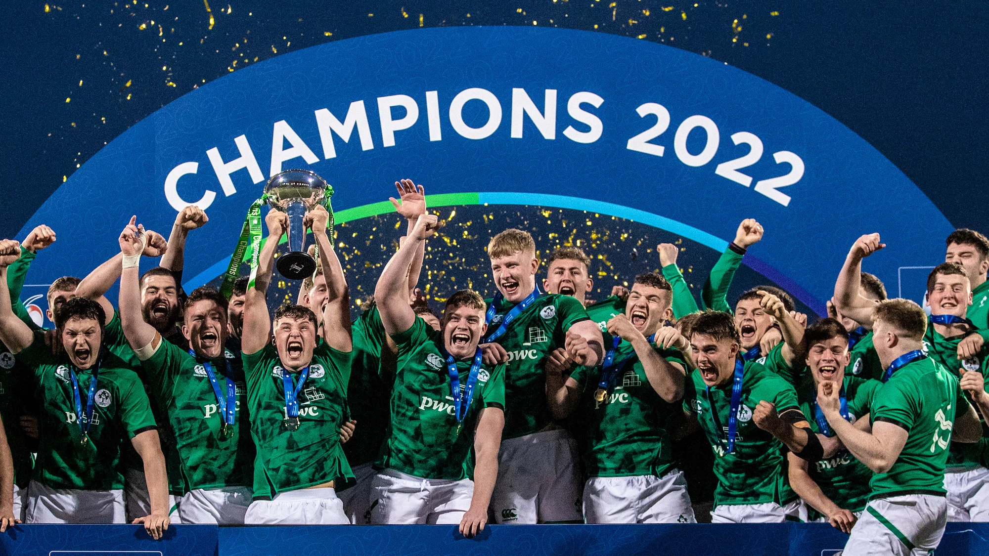 The Ireland team celebrate as 2022 Under-20 Six Nations Champions 20/3/2022