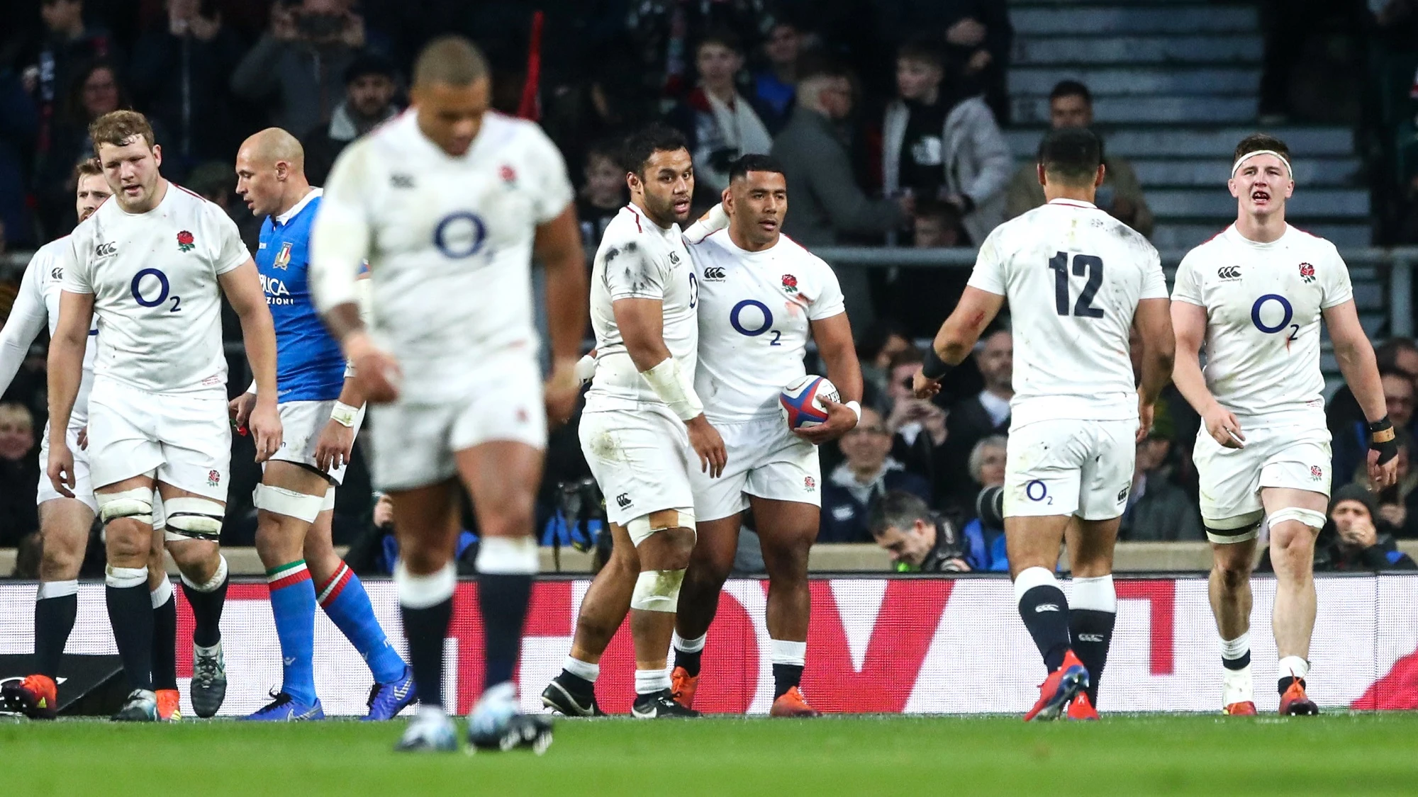 Manu Tuilagi celebrates scoring their fifth try with Billy Vunipola 9/3/2019