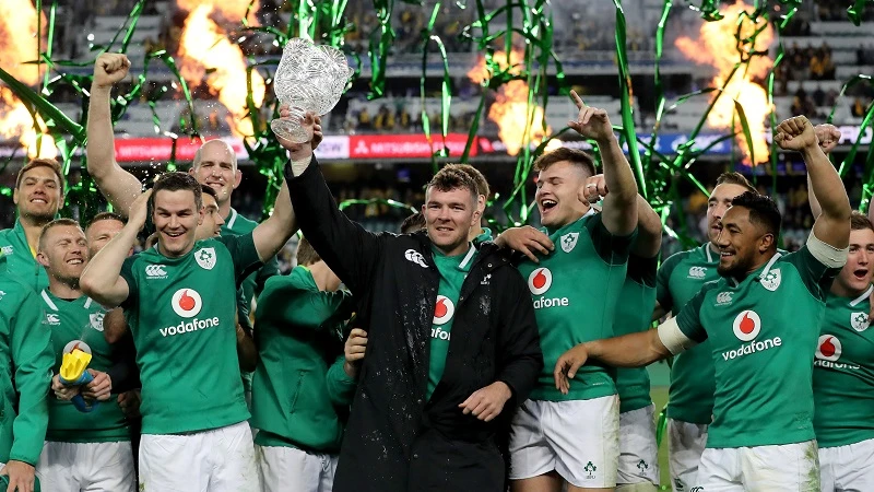 Johnny Sexton and Peter O&#8217;Mahony lift the Lansdowne Cup 23/6/2018