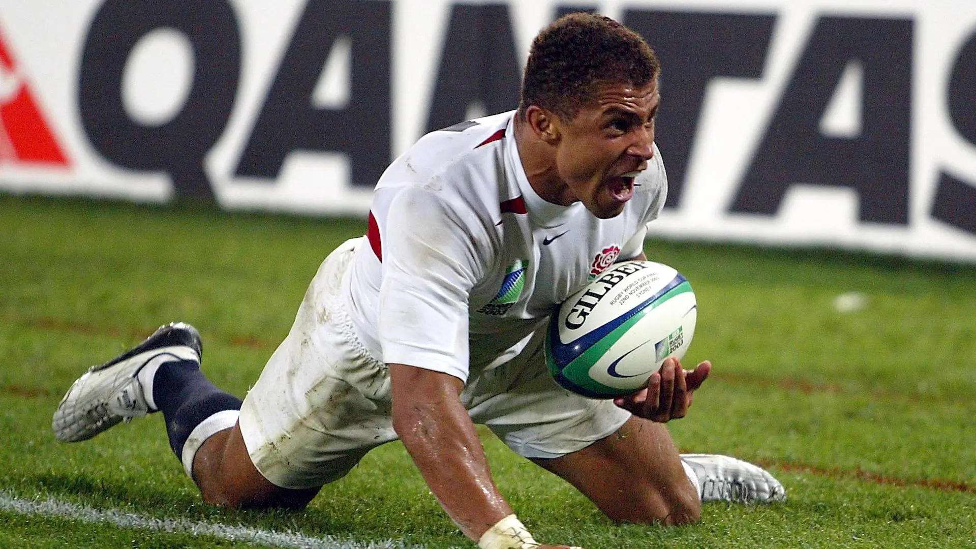 Jason Robinson celebrates scoring a try 22/11/2003