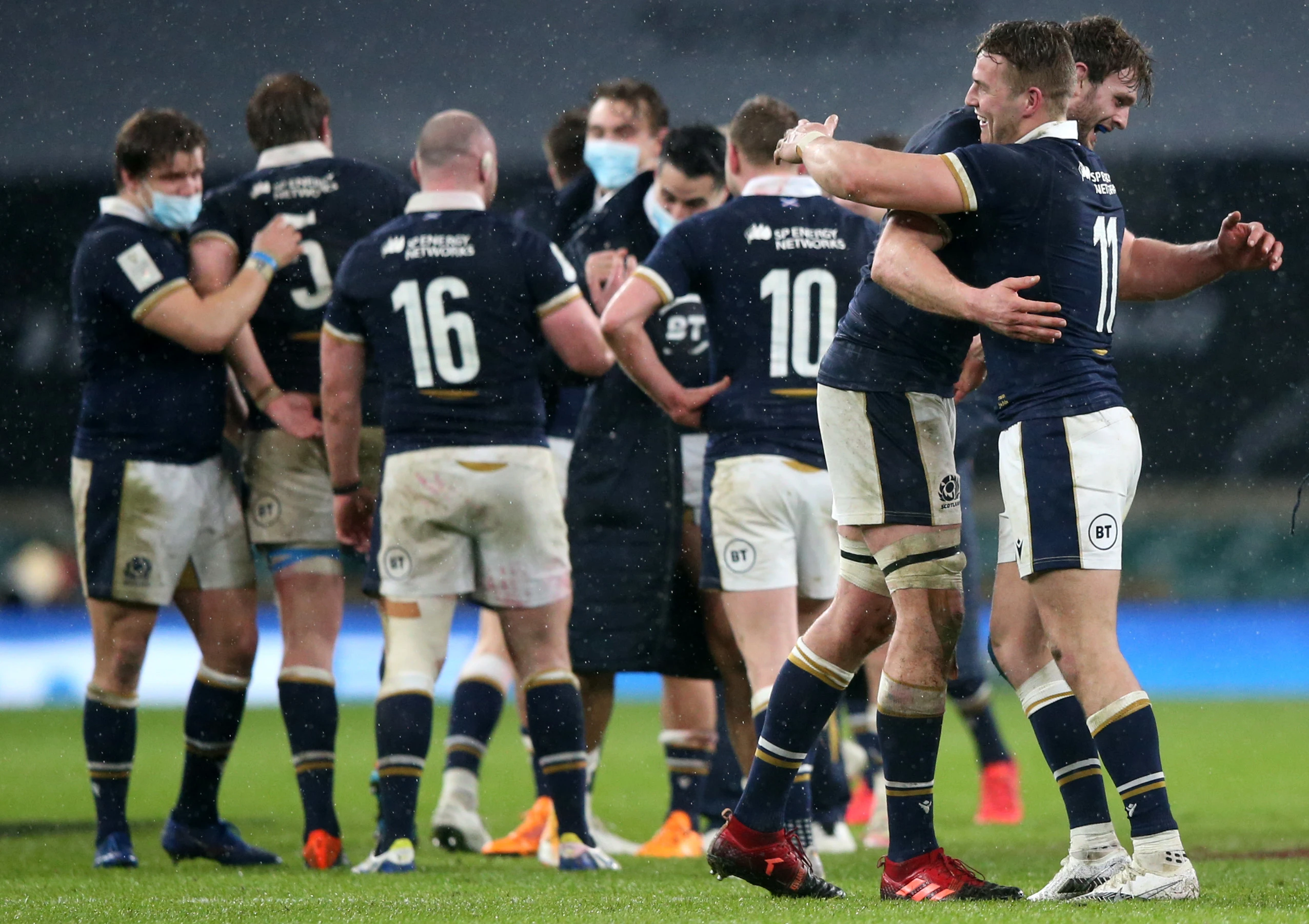 Richie Gray and Duhan Van der Merwe celebrate at the final whistle 6/2/2021