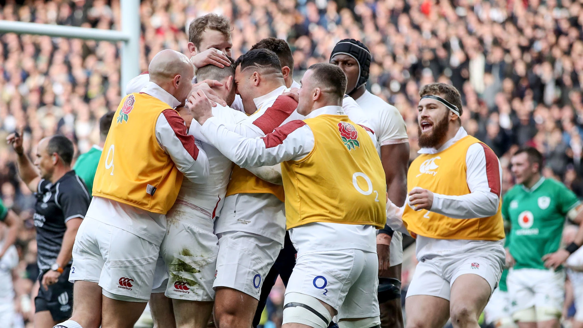 Elliot Daly celebrates scoring a try with teammates 23/2/2020