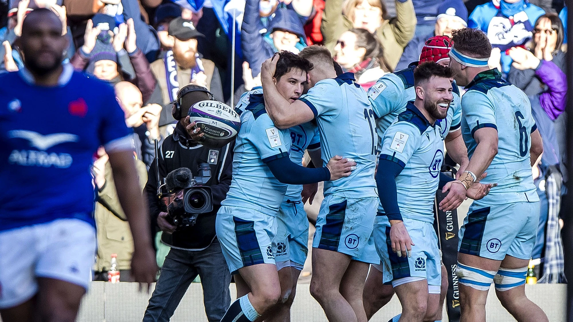 Sean Maitland celebrates his try with teammates 8/3/2020