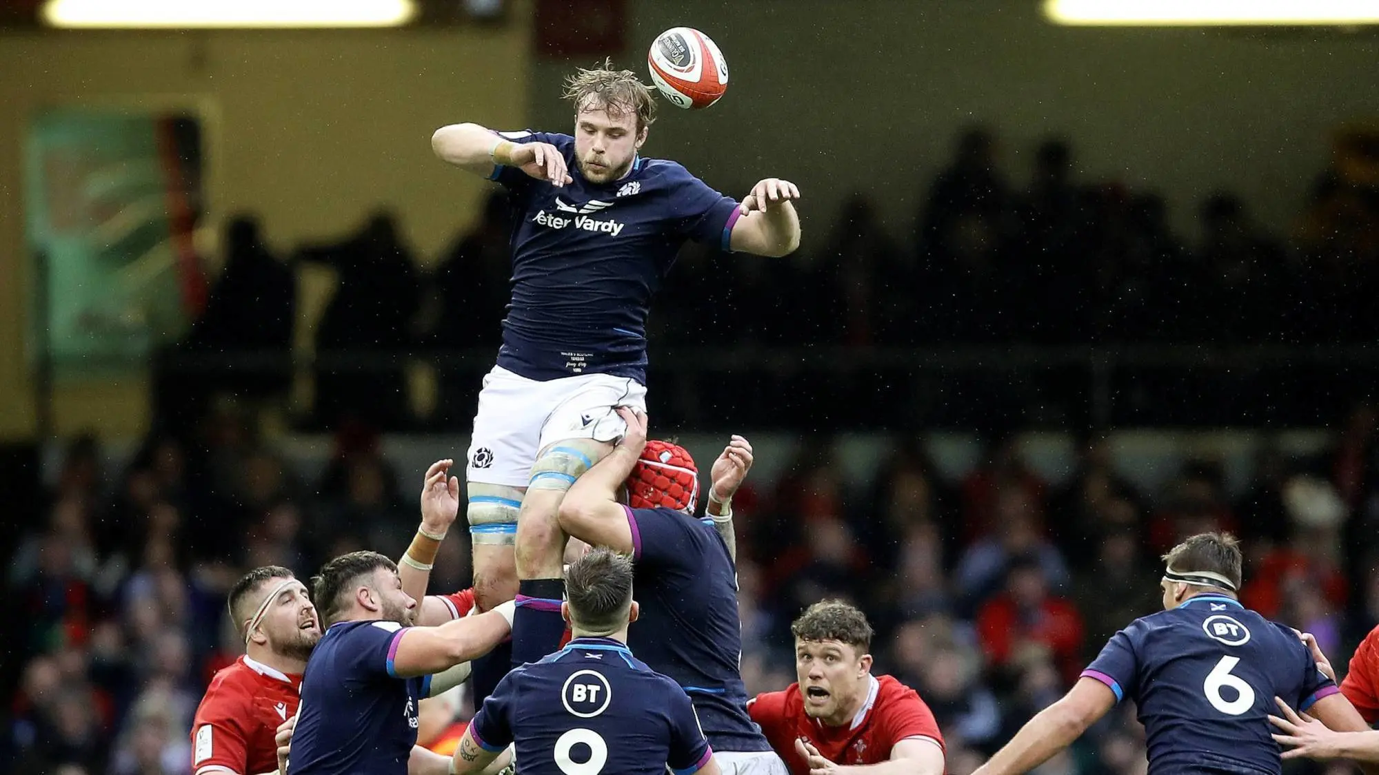 Jonny Gray in a line-out
