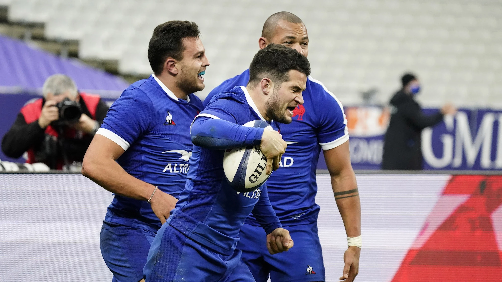 Brice Dulin celebrates after scoring a try with Arthur Vincent and Gaël Fickou 20/3/2021