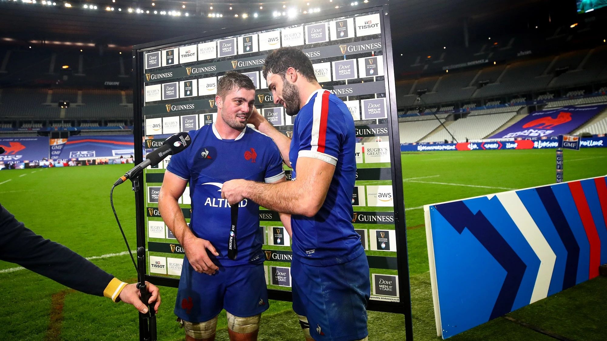 Gregory Alldritt is presented with the Guinness Six Nations Player of the Match Award by his Captain Charles Ollivon 31/10/2020