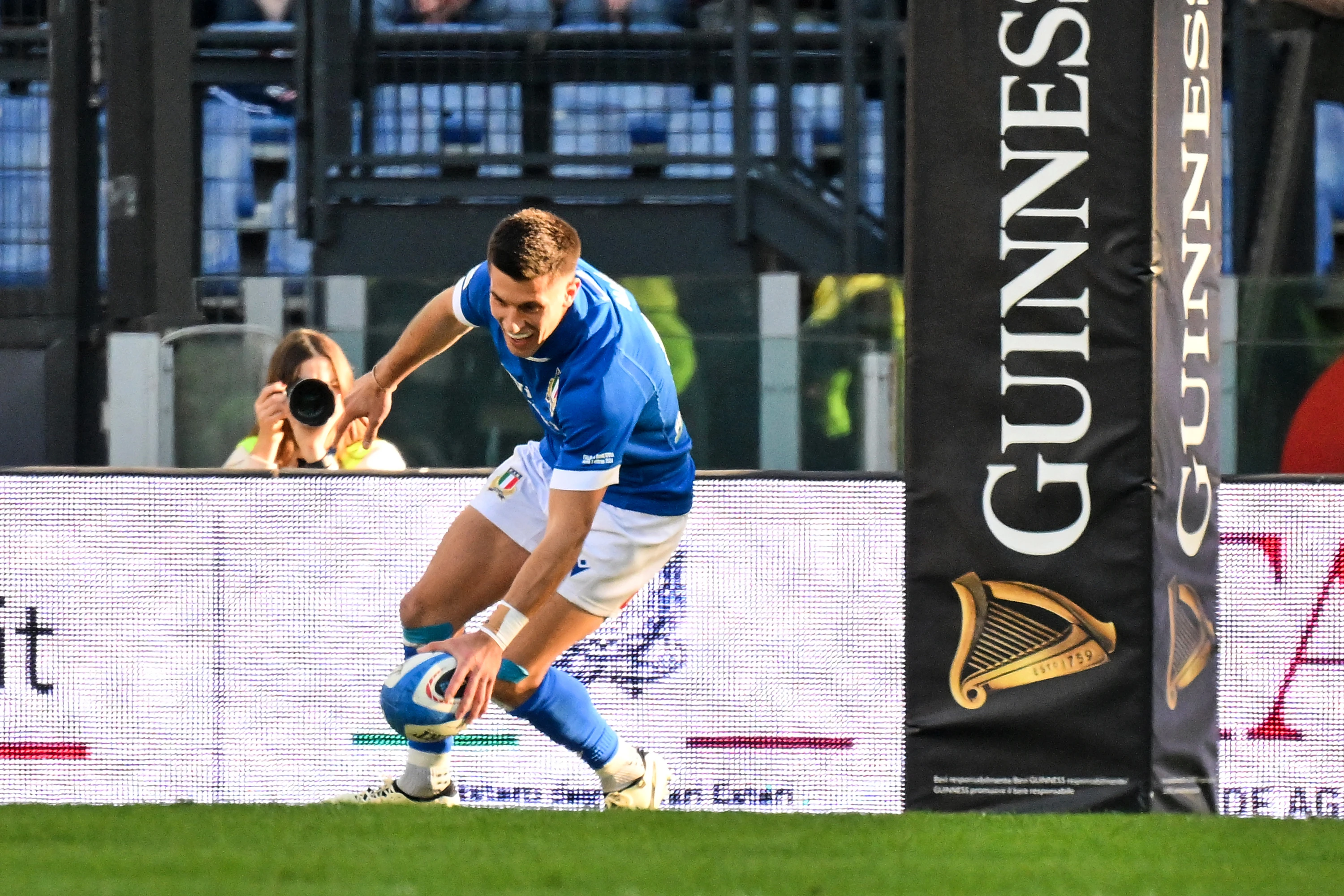 Tommaso Allan try vs England