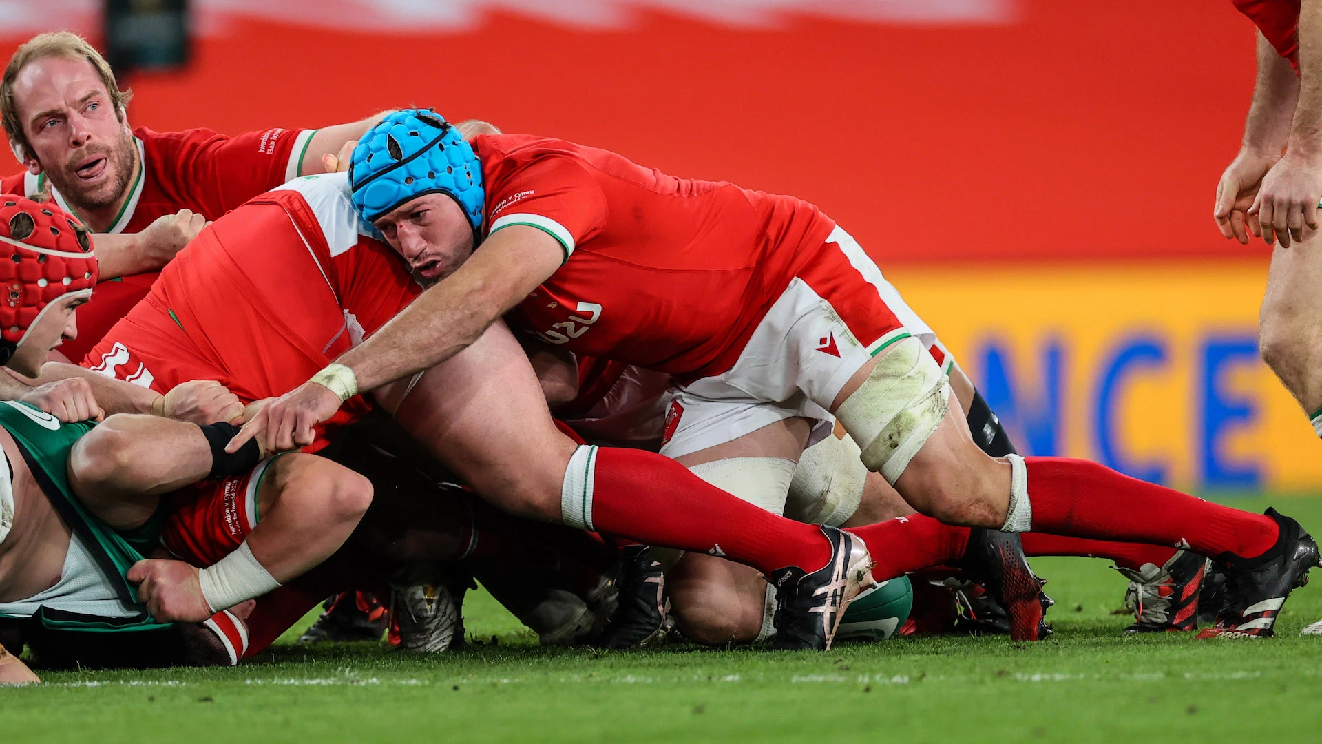 Justin Tipuric in a scrum 13/11/2020