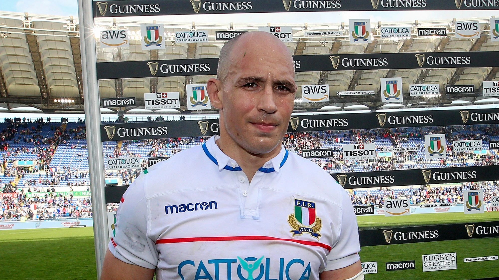 Sergio Parisse is presented with the Man of the Match award 16/3/2019