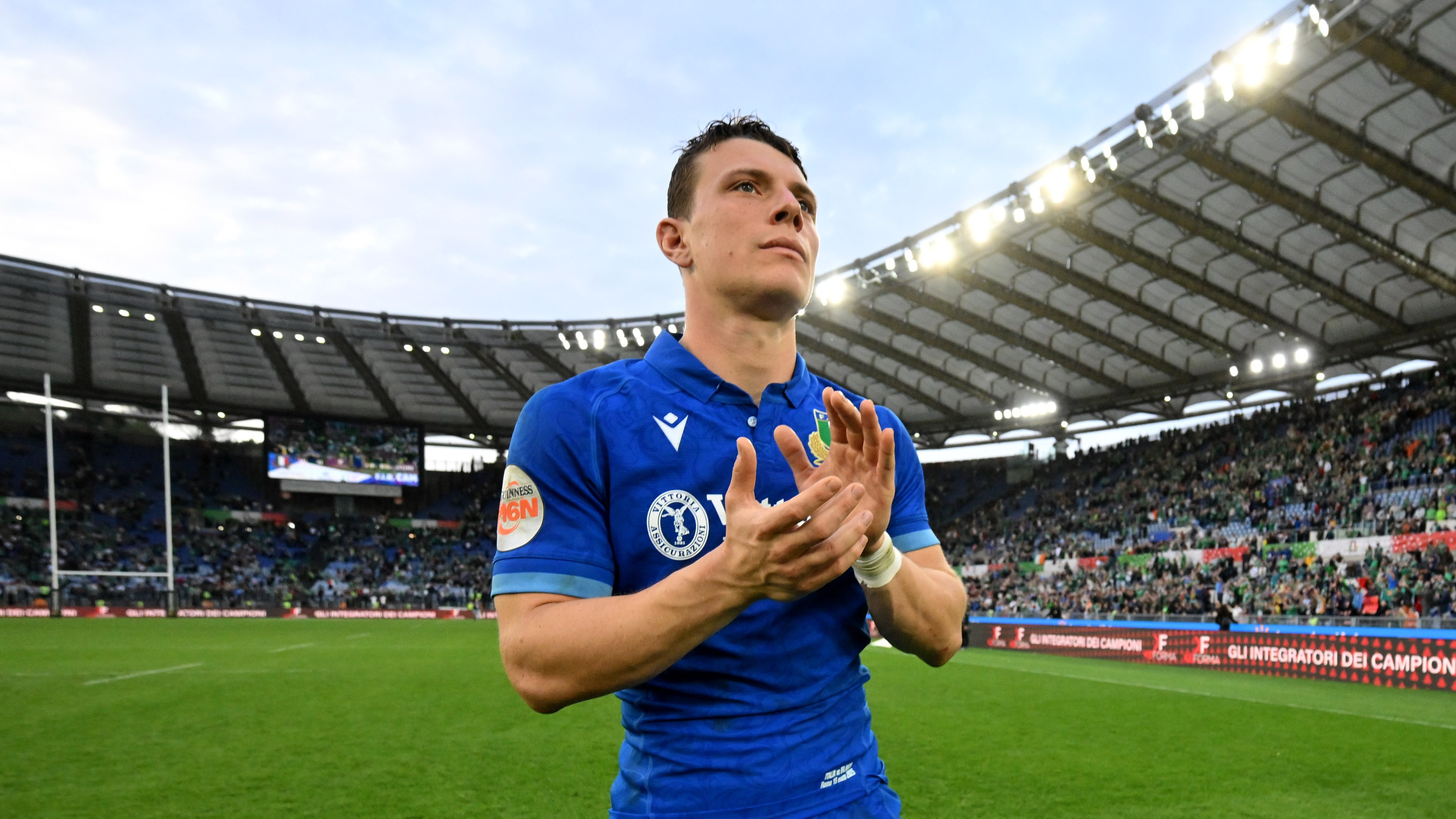 Paolo Garbisi applauds the Italian fans in the 2025 Championship