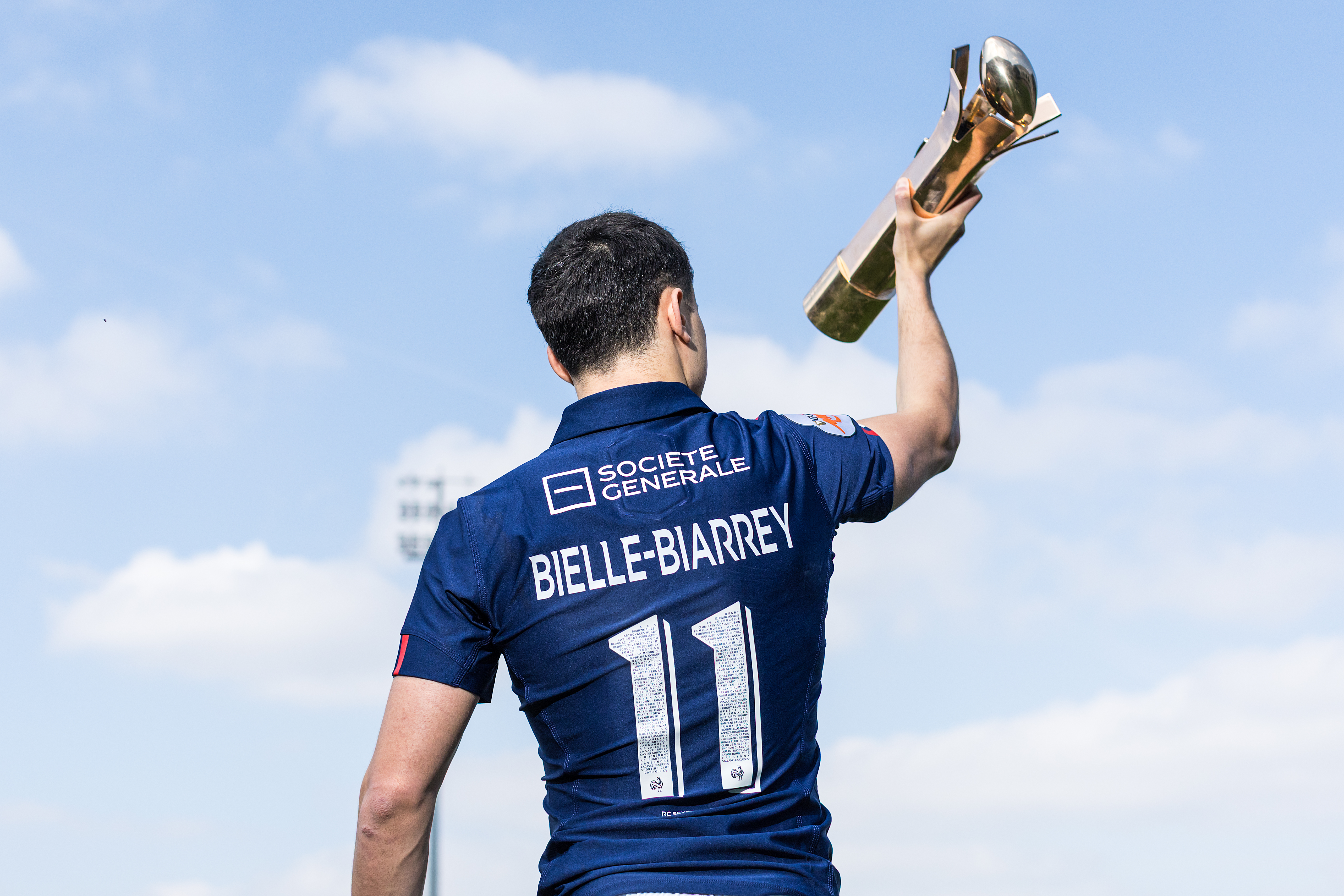 Louis Bielle-Biarrey lifting the 2025 Guinness Player of the Championship award
