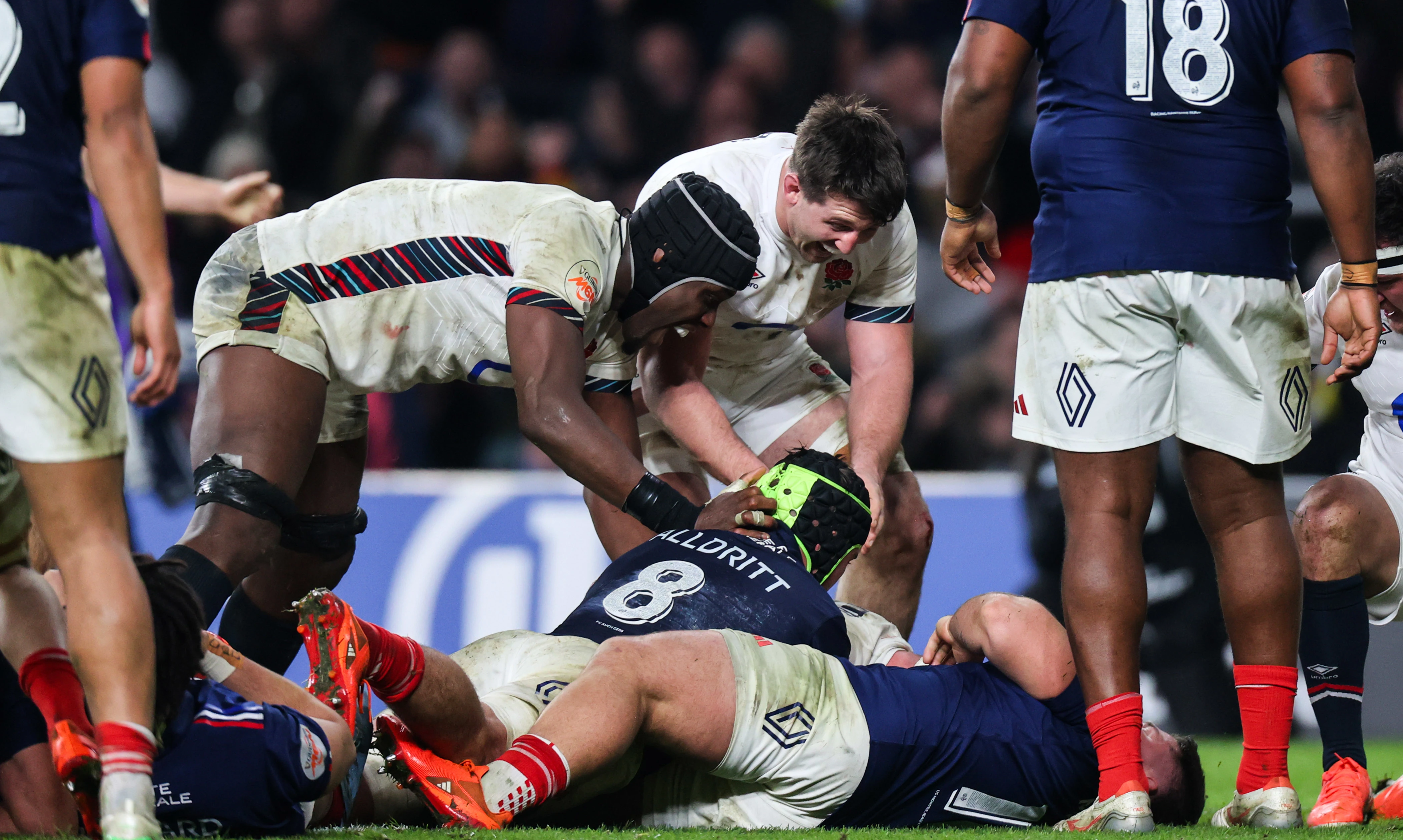 England celebrate try against France