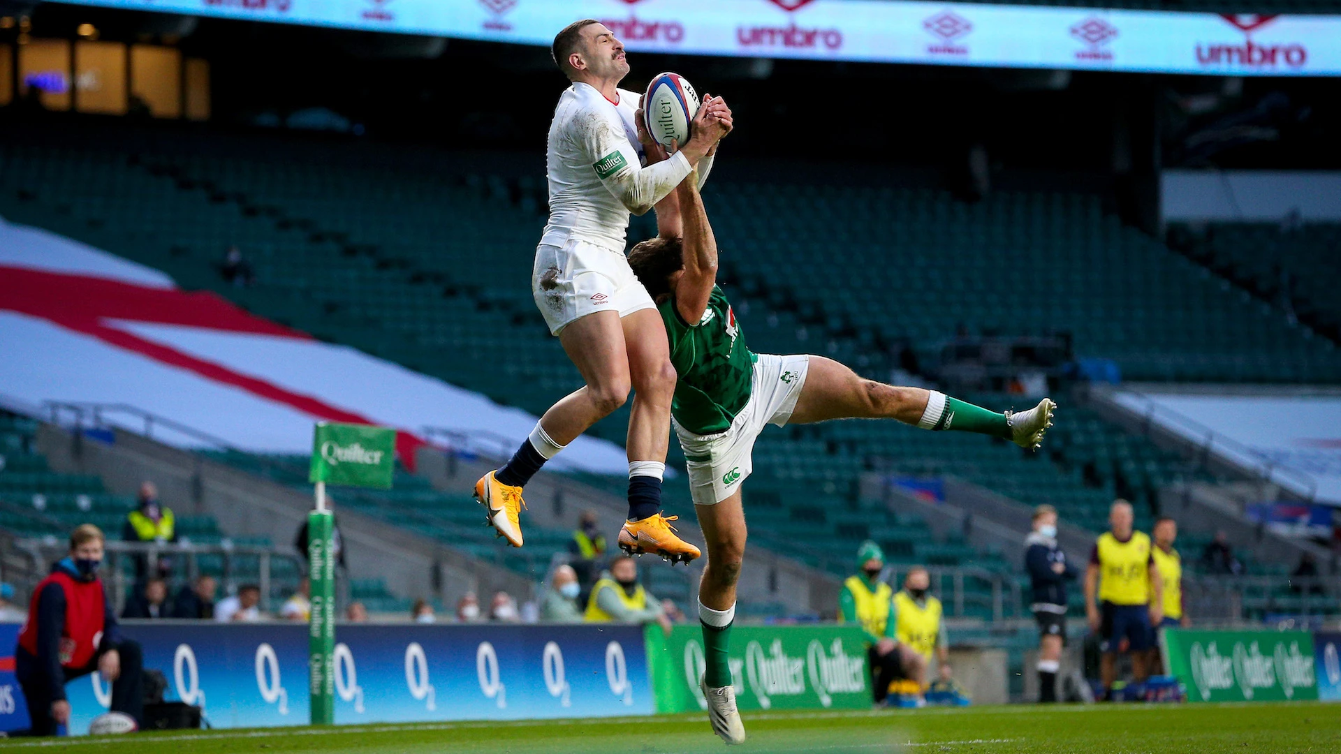 Jonny May scores a try despite James Lowe 21/11/2020