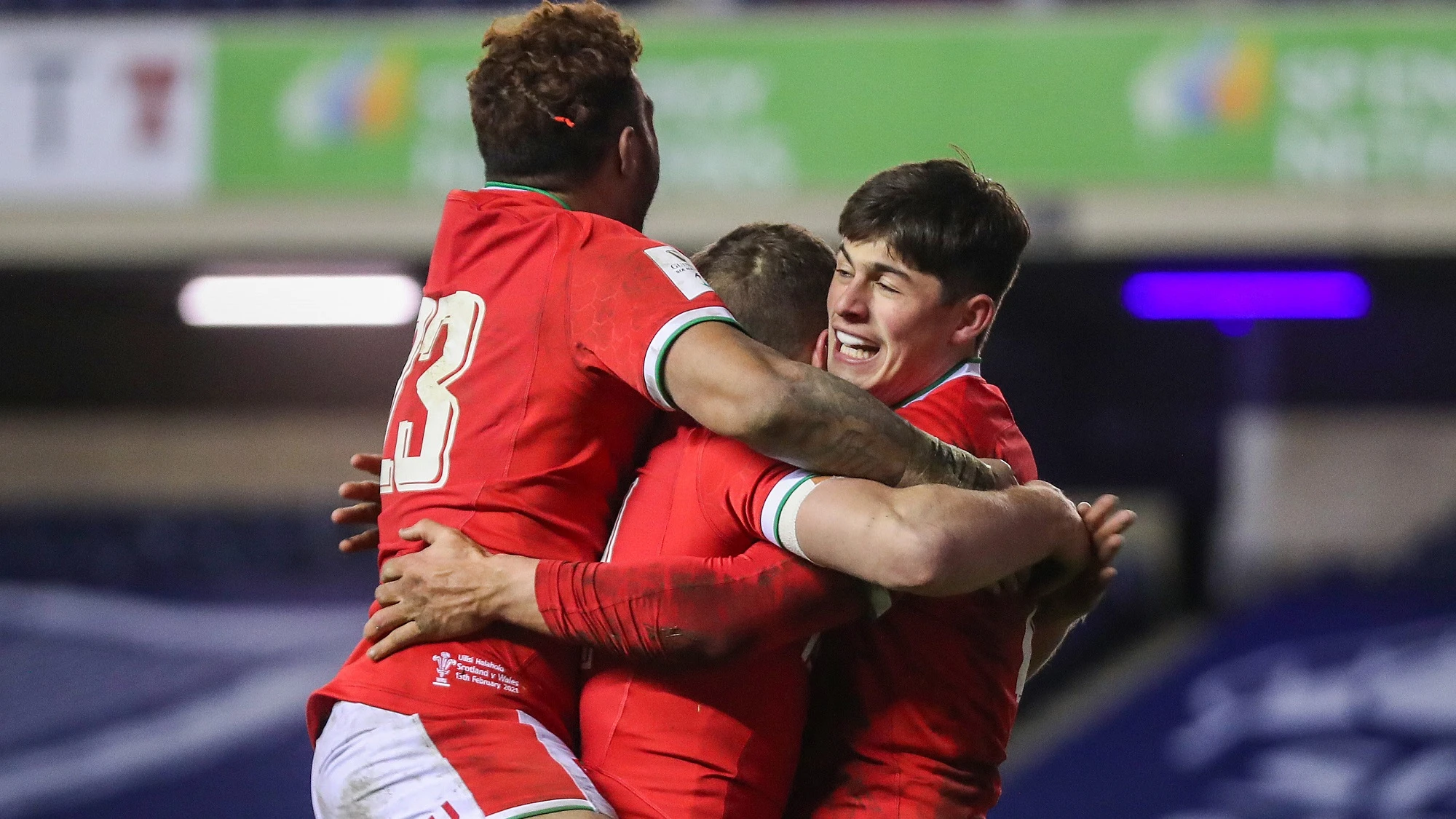 Louis Rees-Zammit scores a try with team mates 13/2/2021