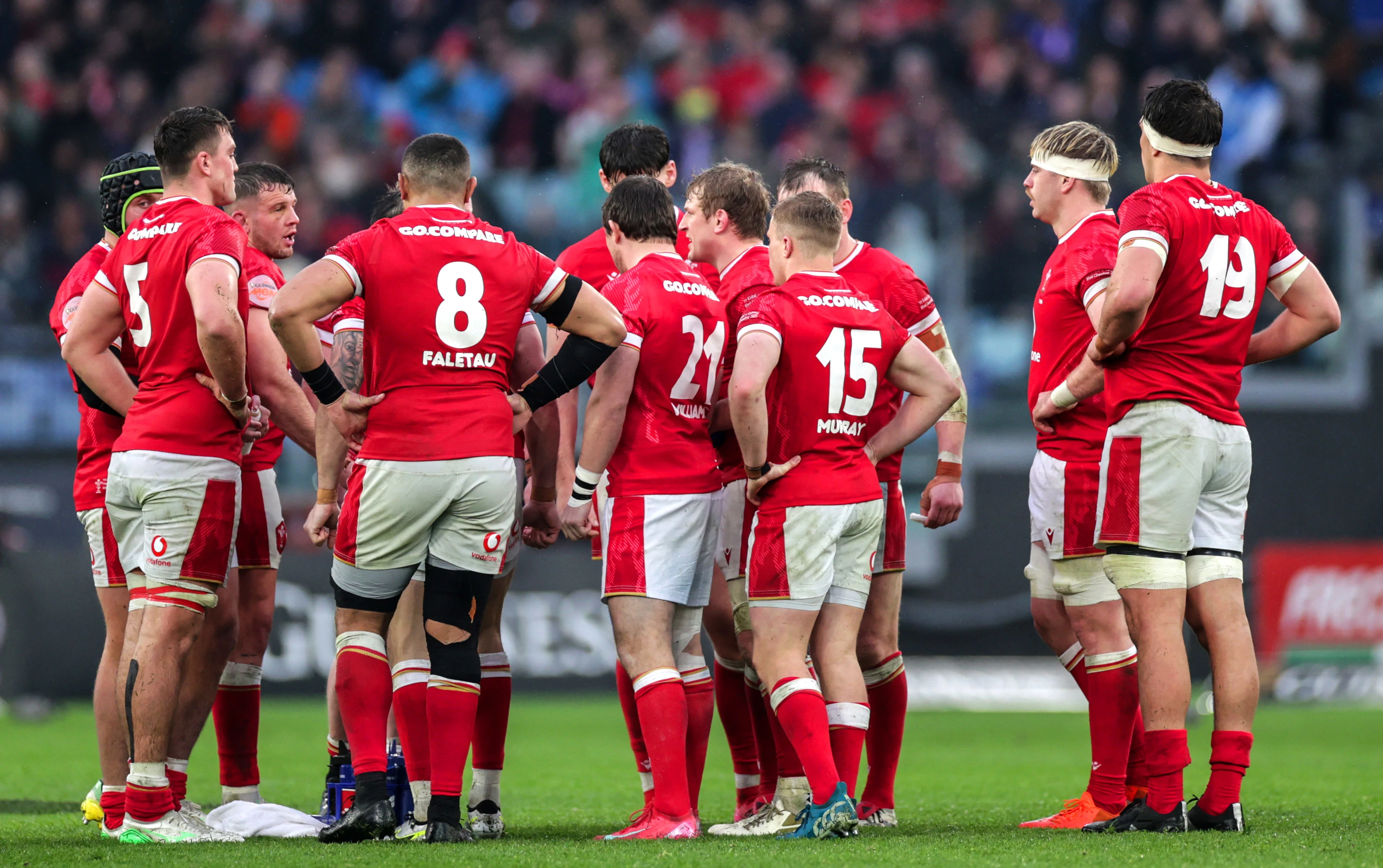 Jac Morgan speaks to the team during a break in play