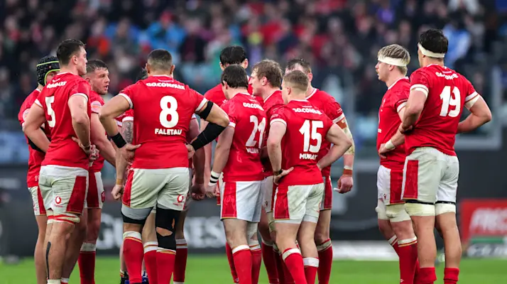 Jac Morgan speaks to the team during a break in play