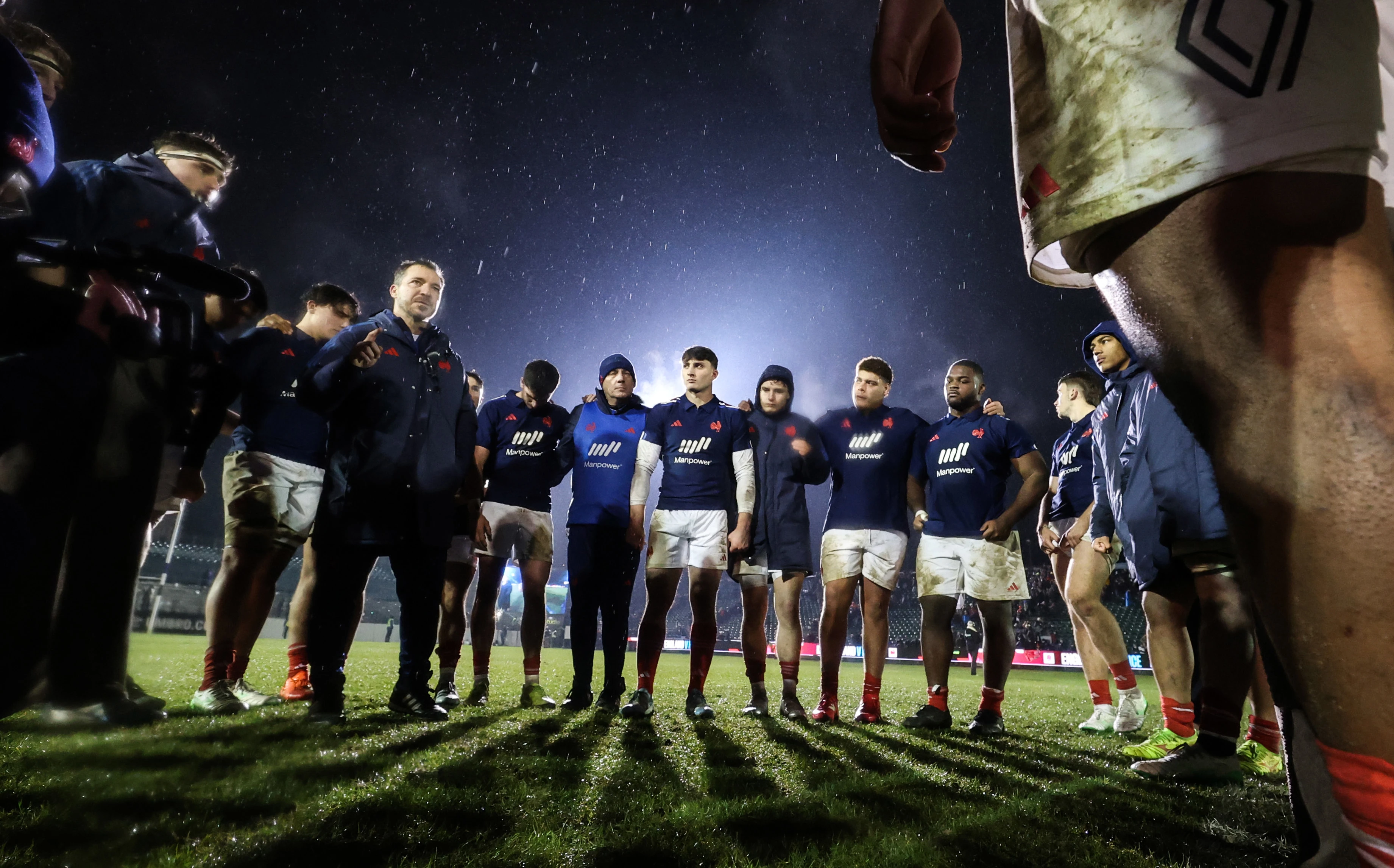 France U20 huddle after crunch > U6N 2025