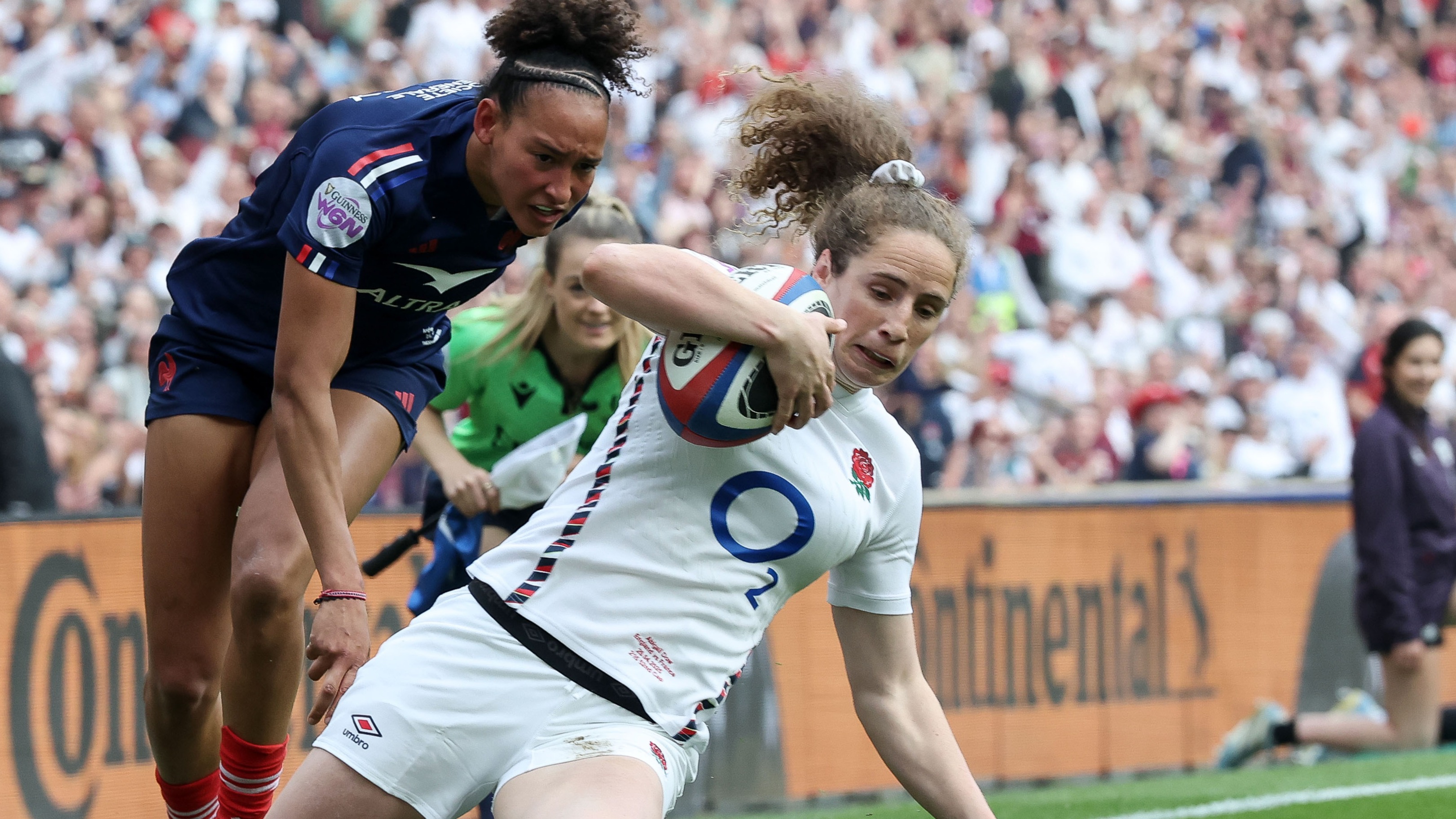 England's Abby Dow scores a try during the 2025 Guinness Women's Six Nations Championship Round 5 game against France in Allianz Stadium.