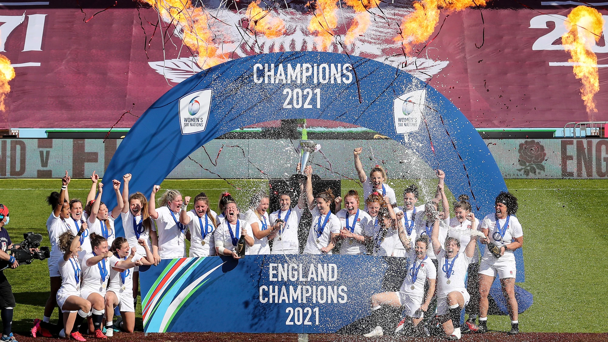The England team lift the trophy after winning the Women’s Six Nations 24/4/2021