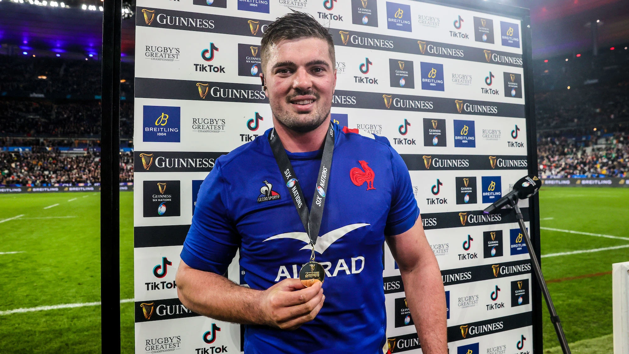 Gregory Alldritt is presented with Guinness Six Nations Player of the Match Medal 12/2/2022