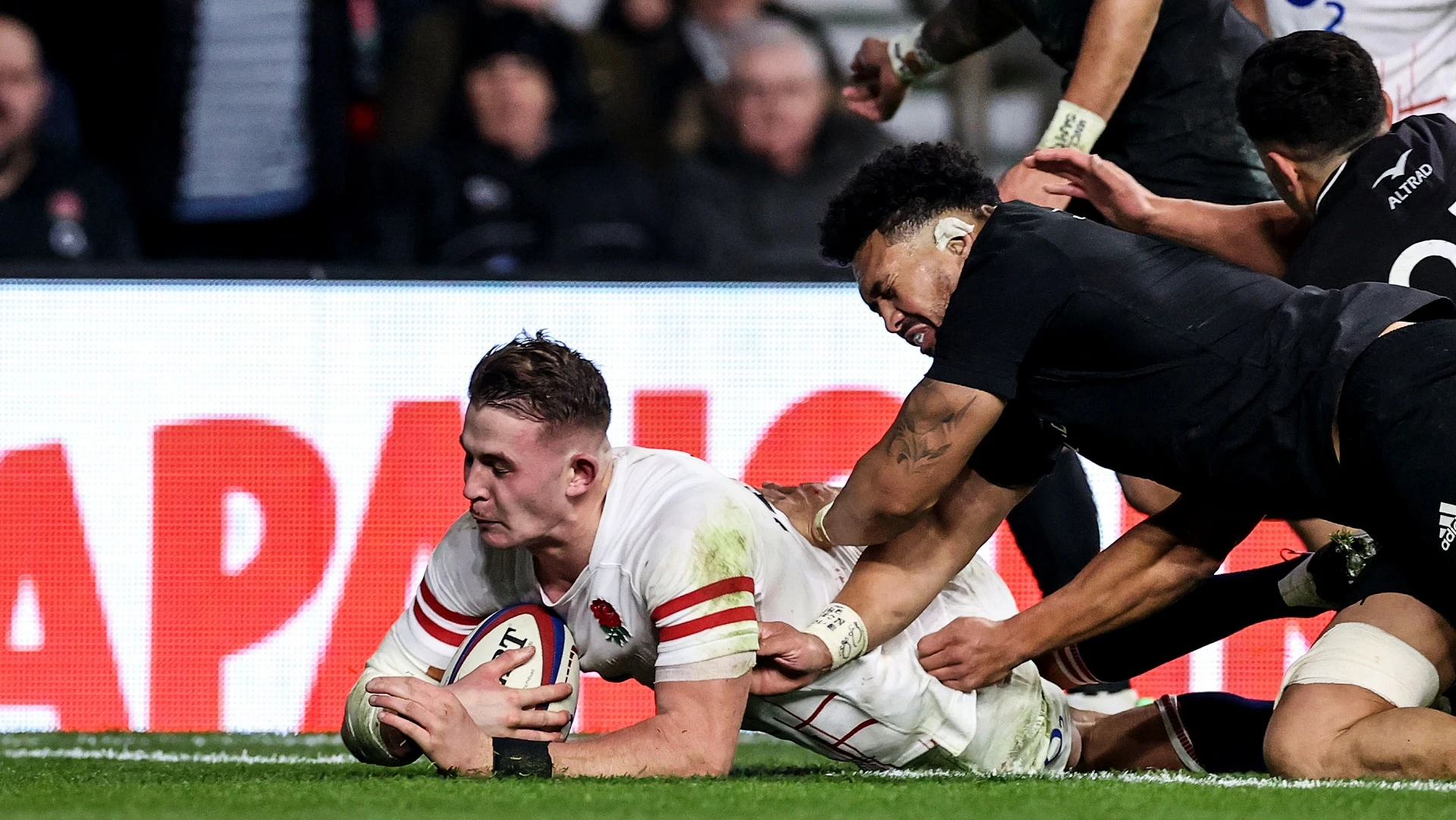 Freddie Steward scores a try despite Ardie Savea 19/11/2022