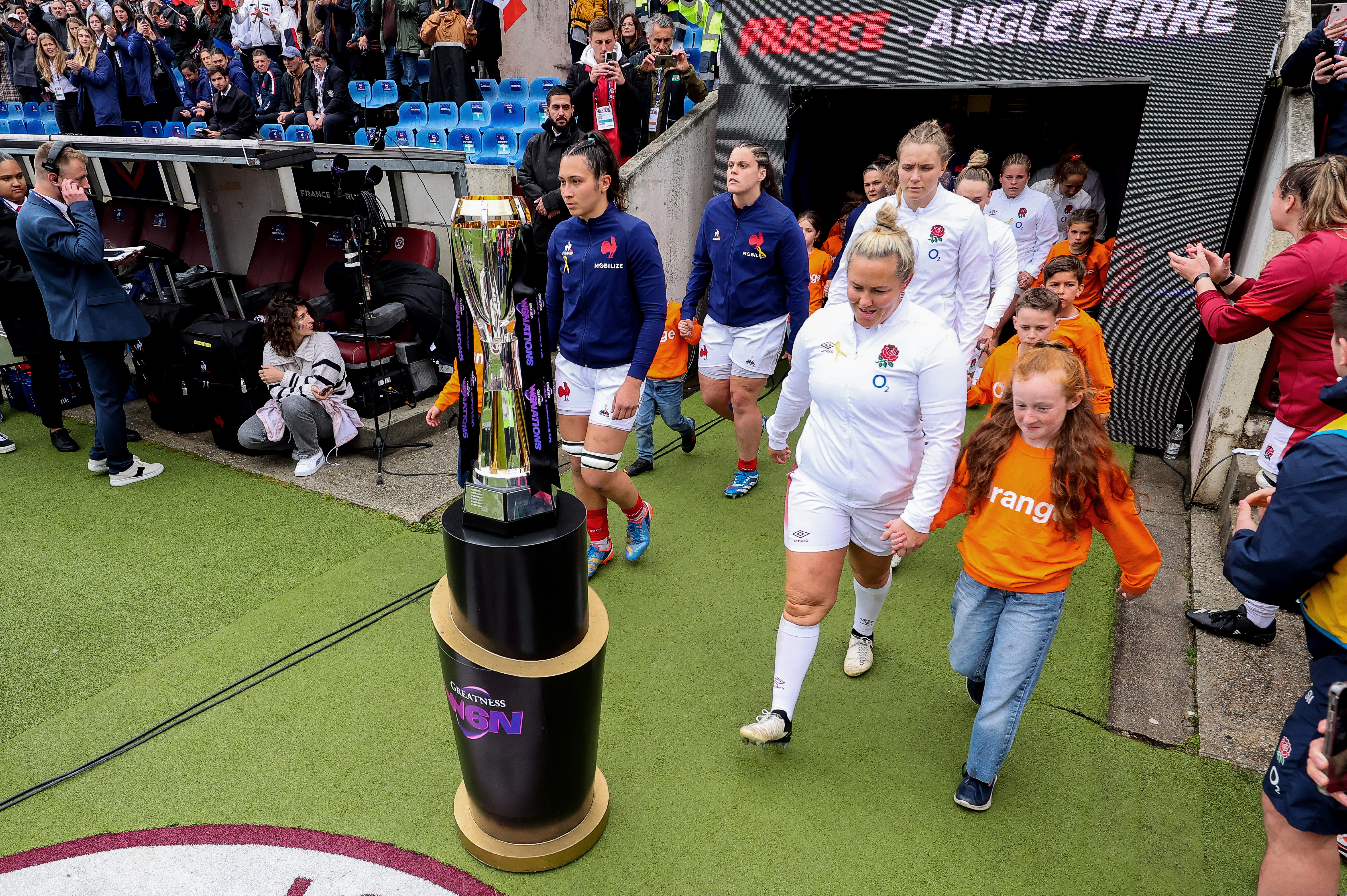 Manae Feleu of France takes to the field with England’s Marlie Packer during the 2024 Guinness Women's Six Nations Championship Round 5 between France and England in Stade Jacques Chaban-Delmas, Bordeaux, France Saturday, April 27th, 2024 (Photo by Billy Stickland / Inpho)