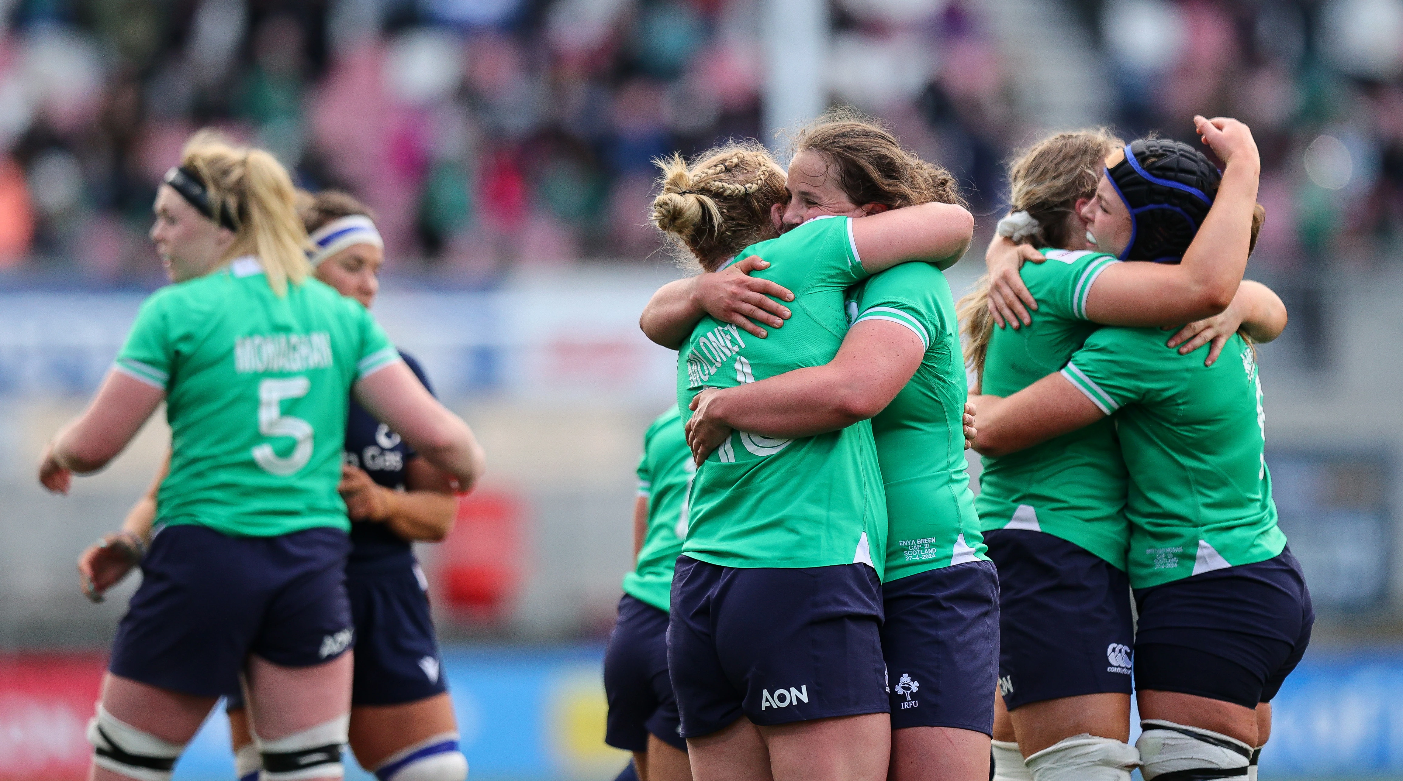 ireland celebrate win 6n