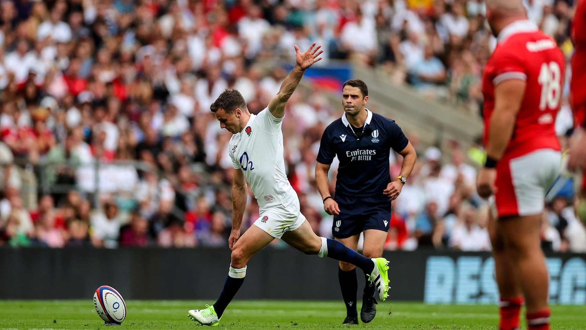 George Ford kicks a late penalty to give England the lead 12/8/2023