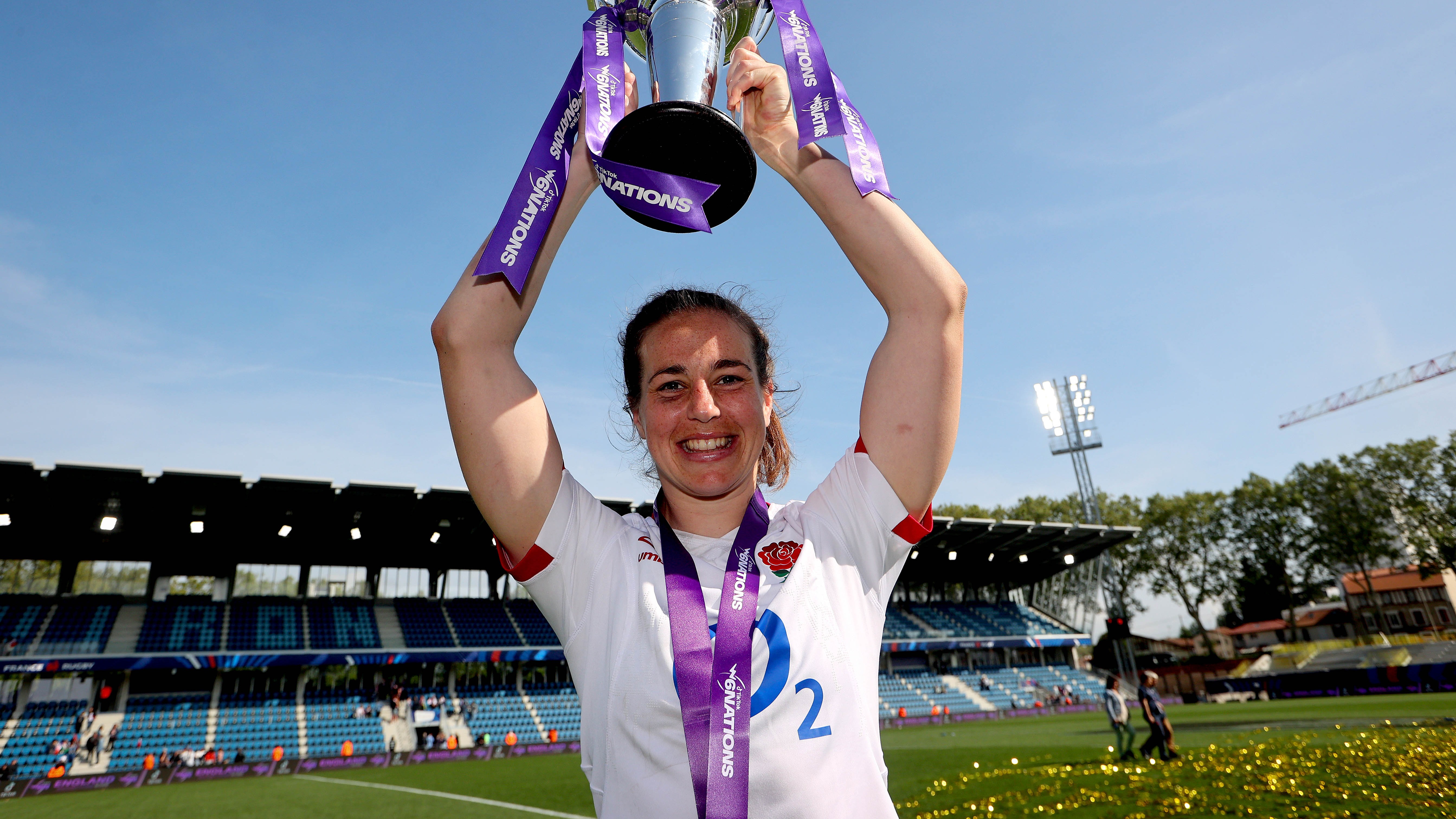 The Red Roses' Emily Scarratt lifts the 2022 Championship trophy.