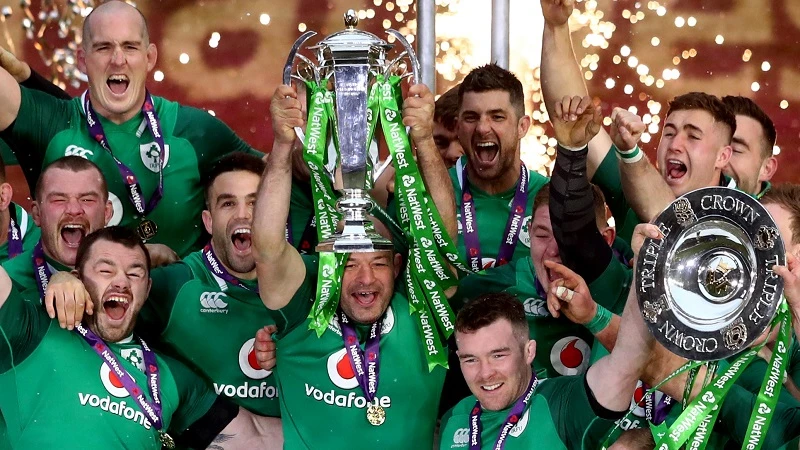 Rory Best lifts the Trophy 17/3/2018