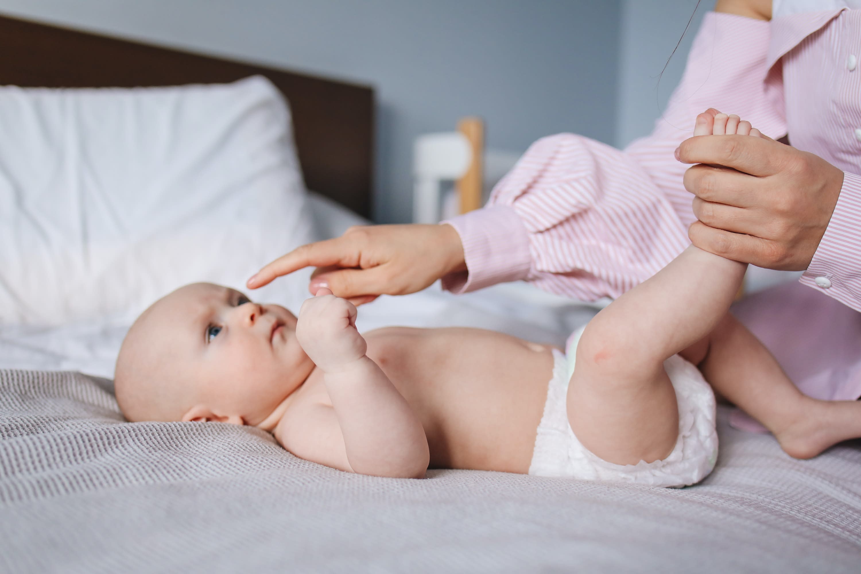 Comment faire un lavage de nez bouché à bébé ?