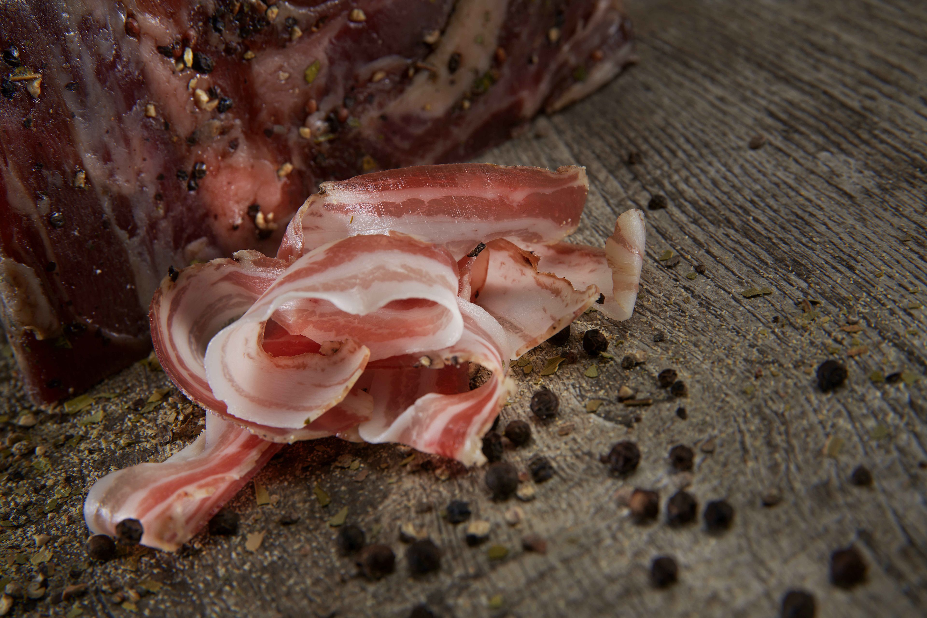 Trockene Speckscheiben zum Verzehr bereit, Valais Wallis, Schweiz Suisse