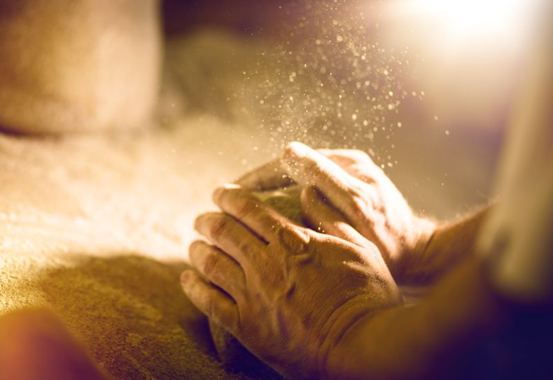 Préparer un pain de seigle, Valais